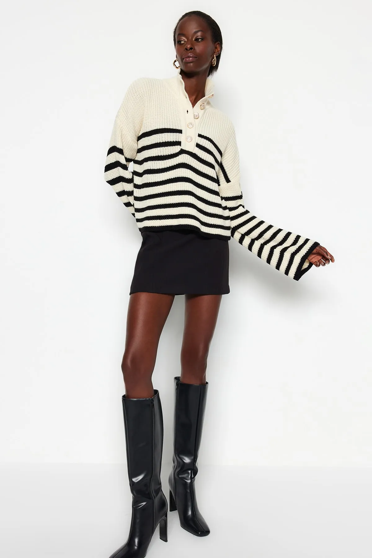 Trendyol Collection  Ecrufarbener, gestreifter Strickpullover mit Rundhalsausschnitt und weiter Passform TWOAW24KZ00165