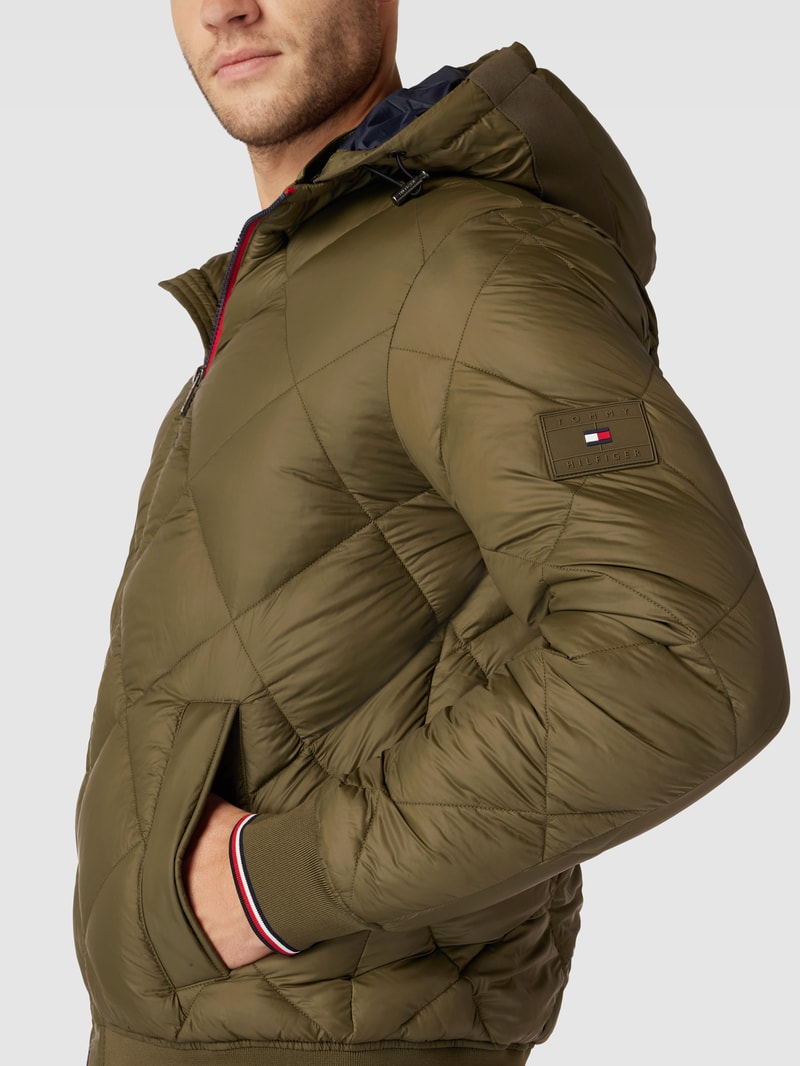 Jacke mit Label-Patch Modell 'Diamond' in olivgrün