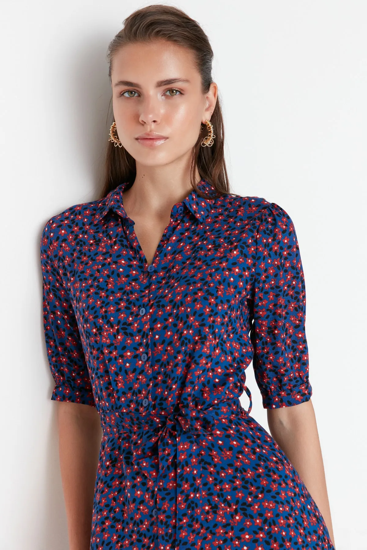 Trendyol Collection  Indigofarbenes, gewebtes Midi-Hemdkleid aus Viskose mit Blumenmuster und Gürtel TWOSS20EL1559