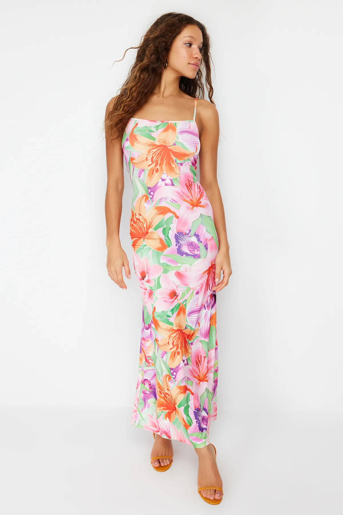 Trendyol Collection  Mehrfarbiges, florales, figurbetontes Maxi-Bleistiftkleid mit Trägern und dehnbarem Strick TWOSS23EL02435