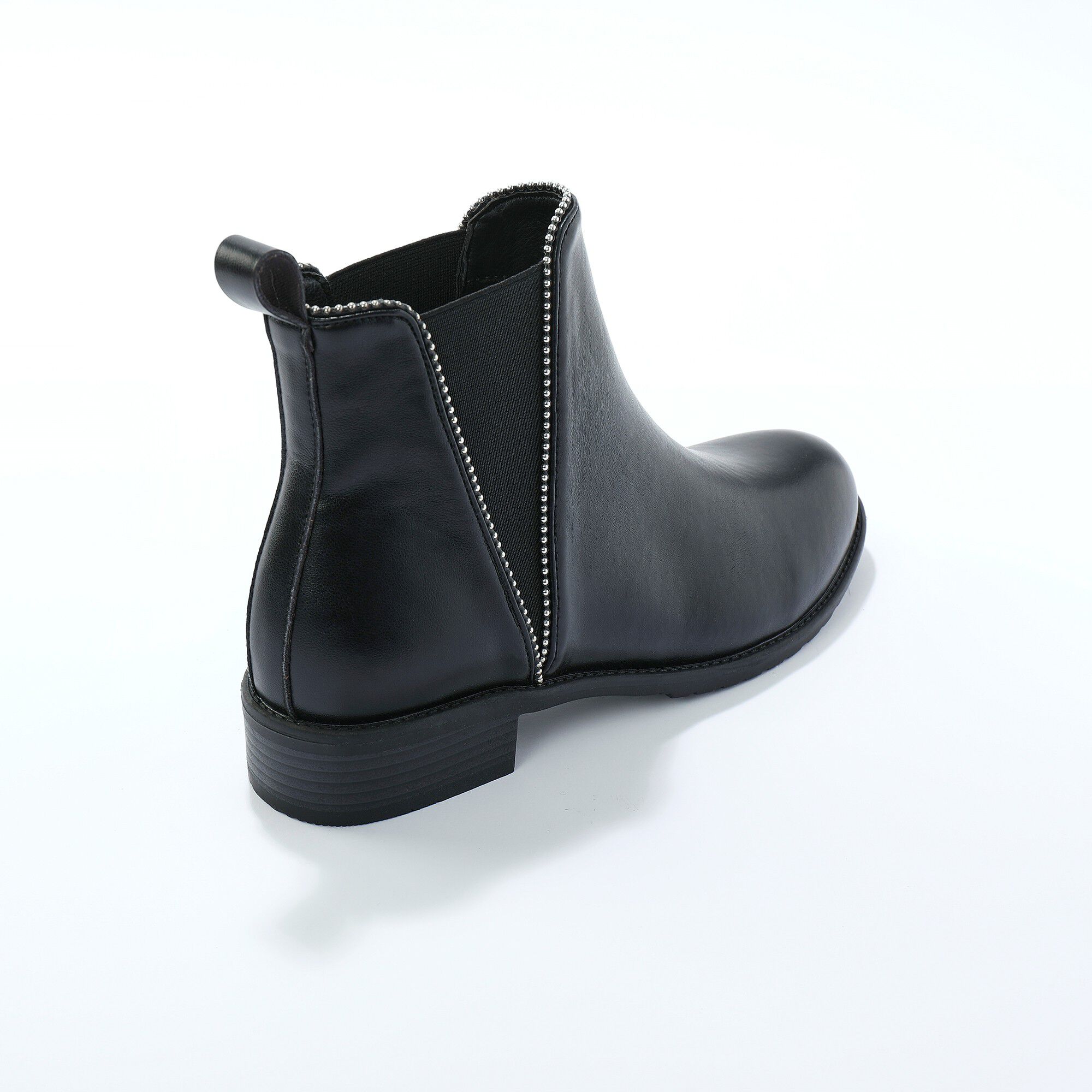 Boots plates élastiquées et cloutées