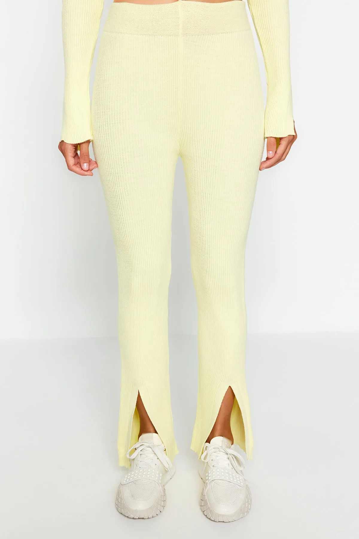 Trendyol Collection  Set aus Oberteil und Unterteil aus geschlitztem Strick in Gelb TWOAW24AU00101