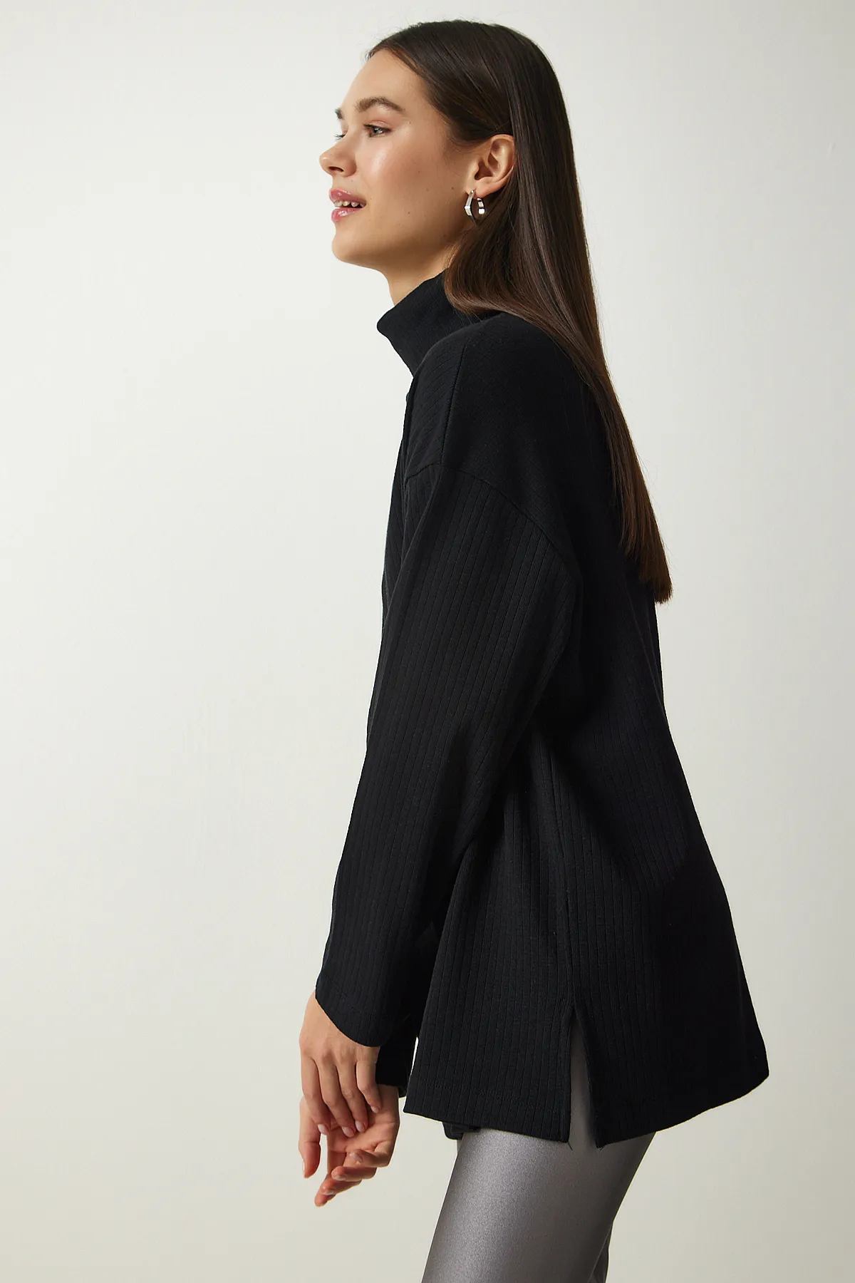 Happiness İstanbul  Schwarze, gerippte, übergroße Strickbluse mit Rollkragen für Damen UB00213