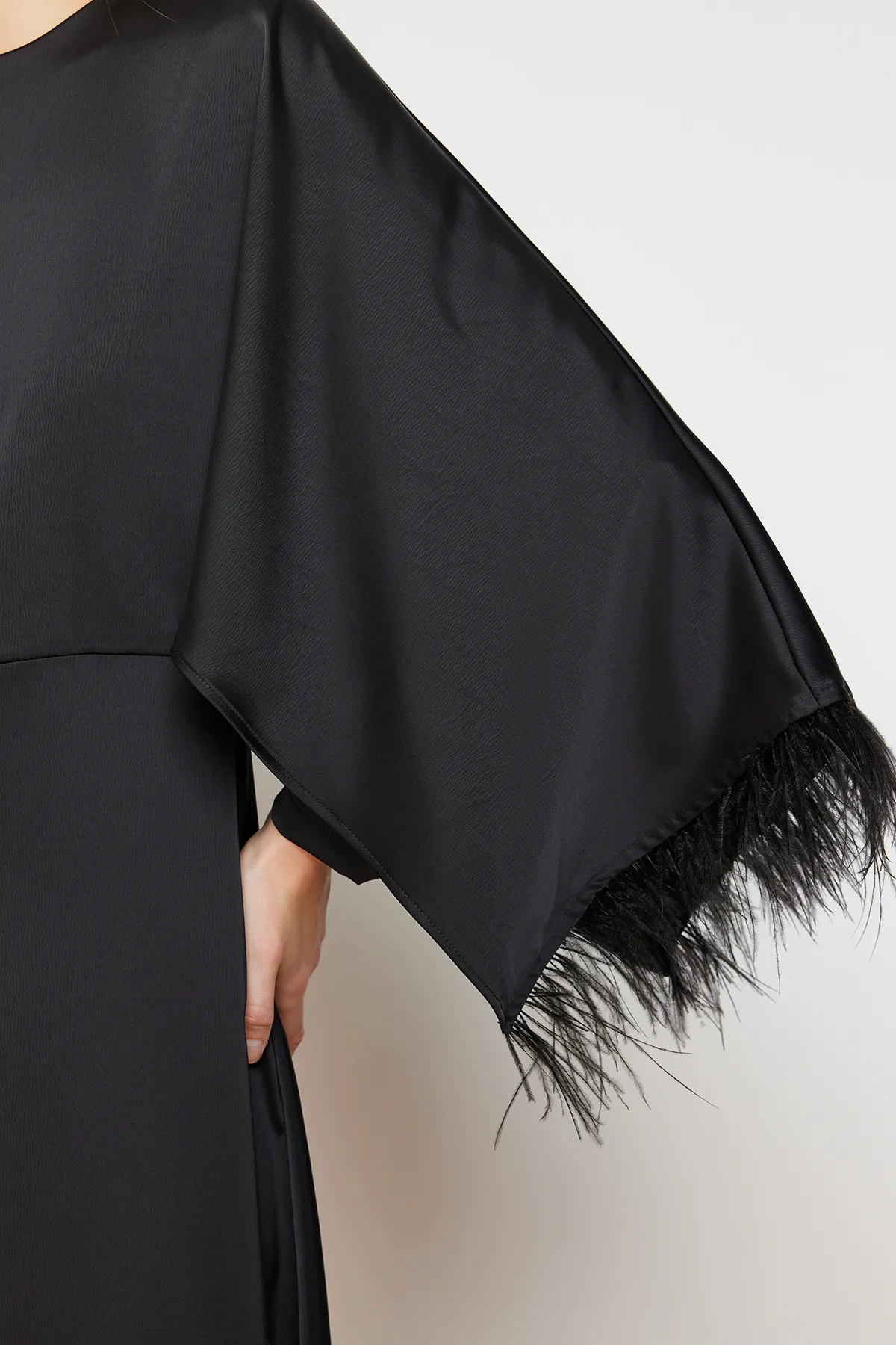 Trendyol Modest  Schwarzes, aus Satin gewebtes Abendkleid mit Manschetten TCTSS24DB00035
