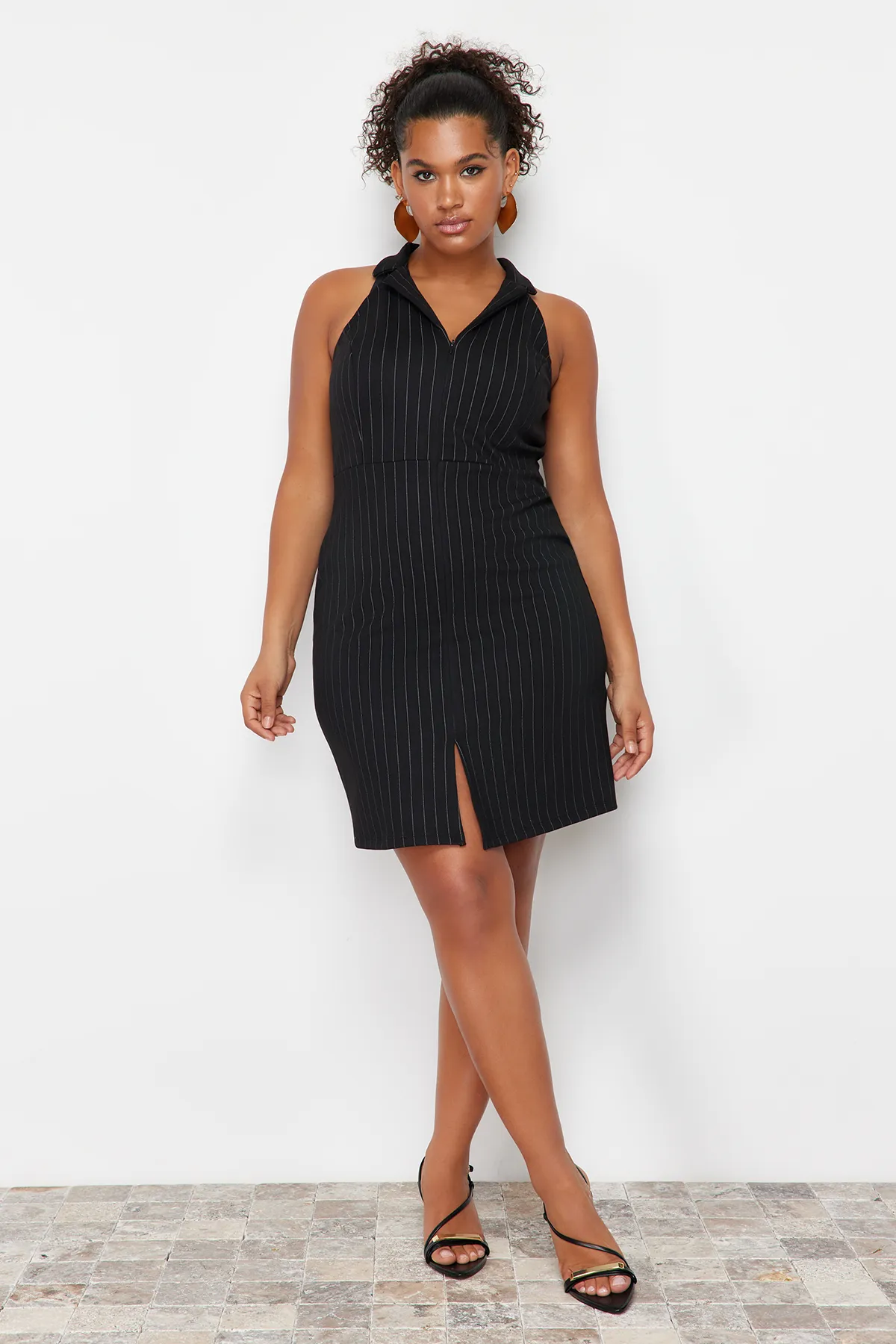 Trendyol Curve  Schwarzes gestreiftes Mini-Strickkleid mit Polokragen TBBSS24AH00006