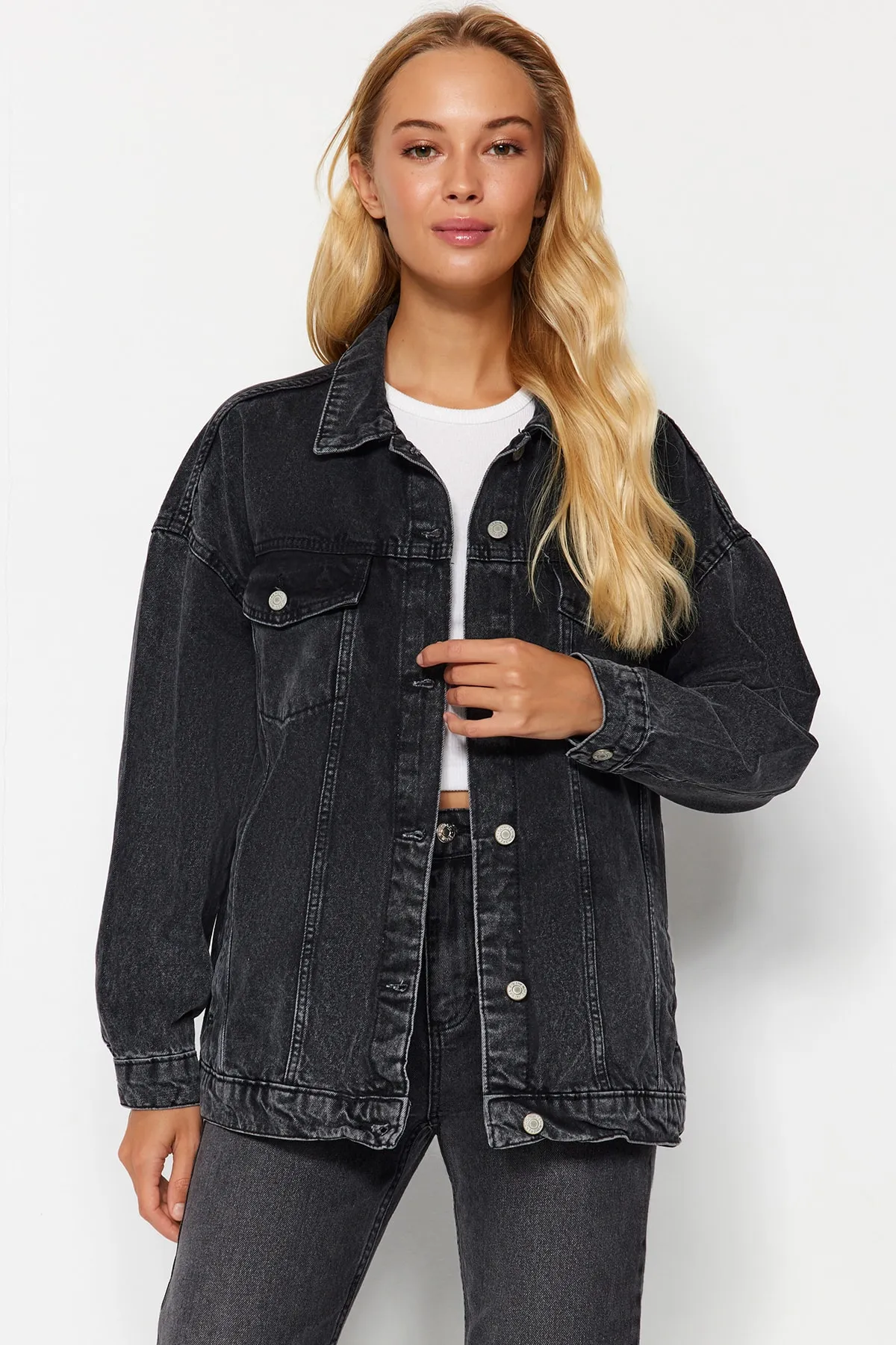 Trendyol Collection  Schwarze Oversize-Trucker-Jeansjacke TWOAW23CE00189