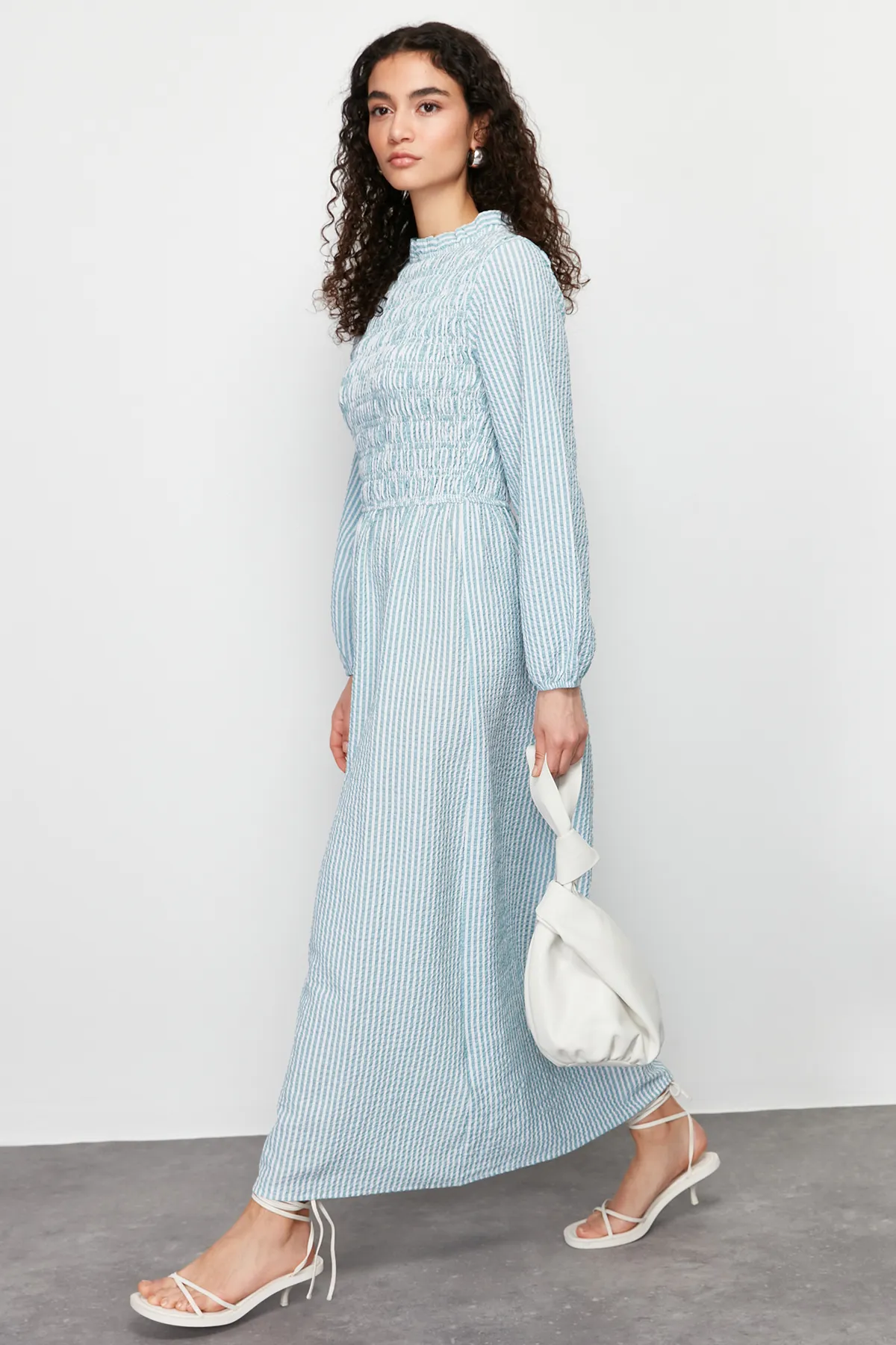 Trendyol Modest  Grün gestreiftes Gipe-Webkleid mit detaillierten Details TCTSS24EB00082