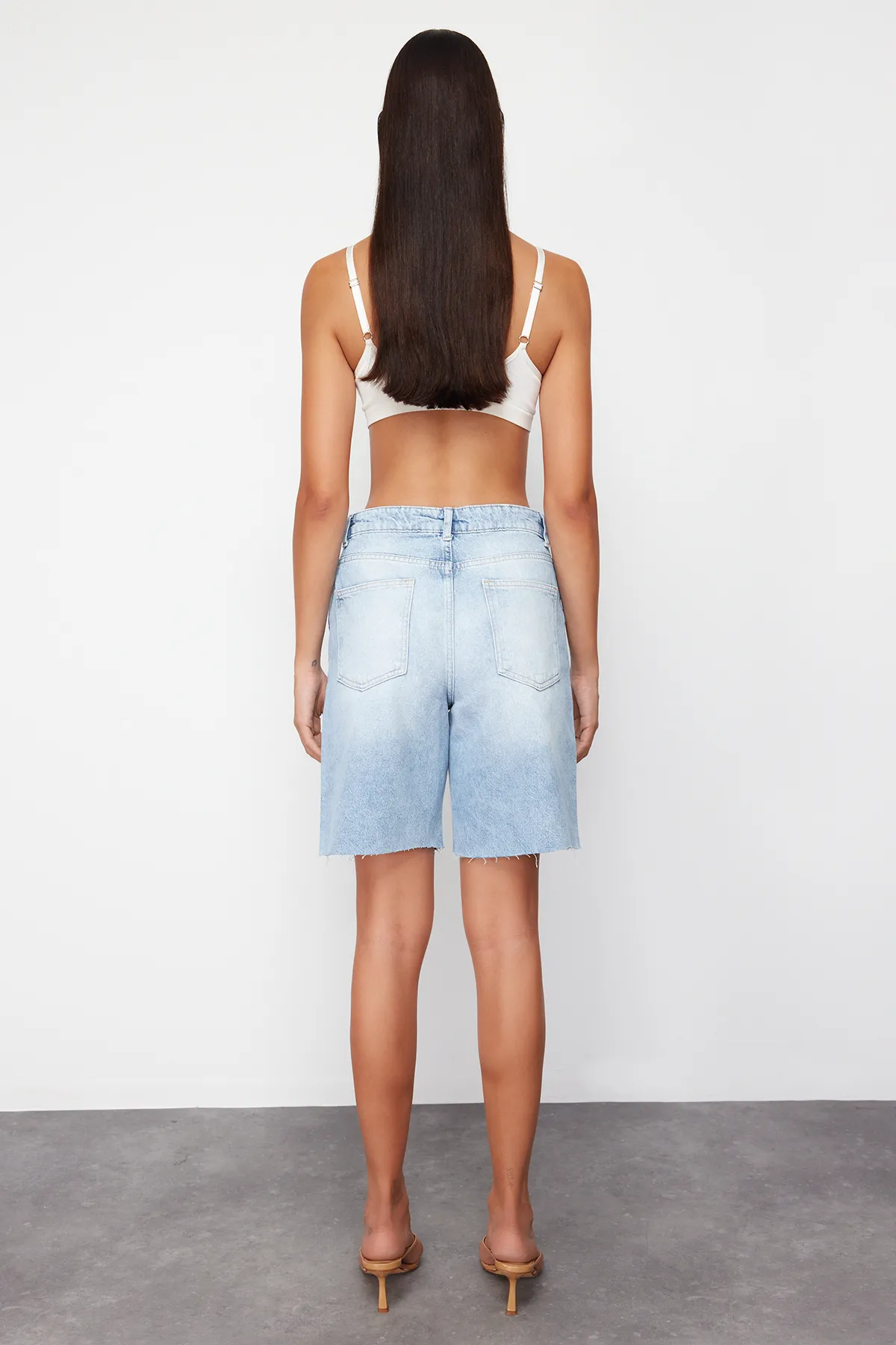 Trendyol Collection  Blaue Jeansshorts mit hoher Taille und Bermuda TWOSS24SR00156