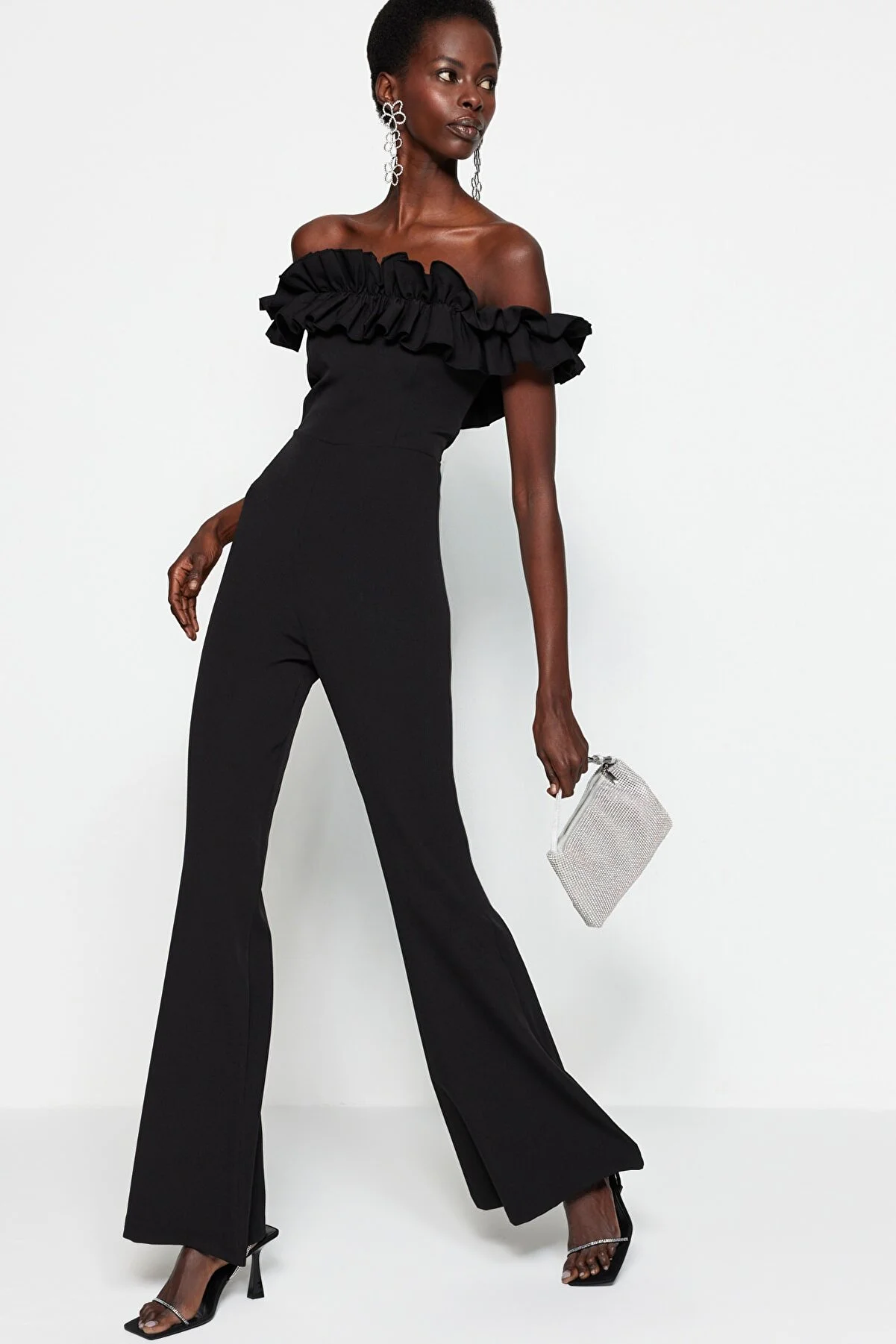 Trendyol Collection  Schwarzer gewebter Jumpsuit mit Rüschenkragen TPRSS23TU00013