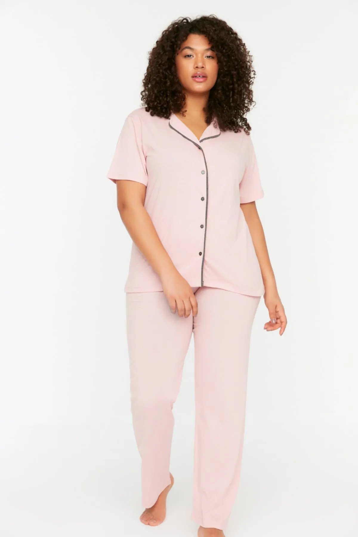 Trendyol Curve  Puderfarbenes Pyjama-Set mit gestrickter Paspelierung TBBSS22PT0220