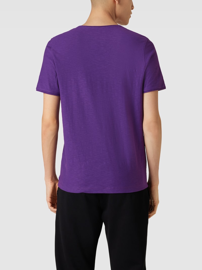 T-Shirt mit V-Ausschnitt in purple