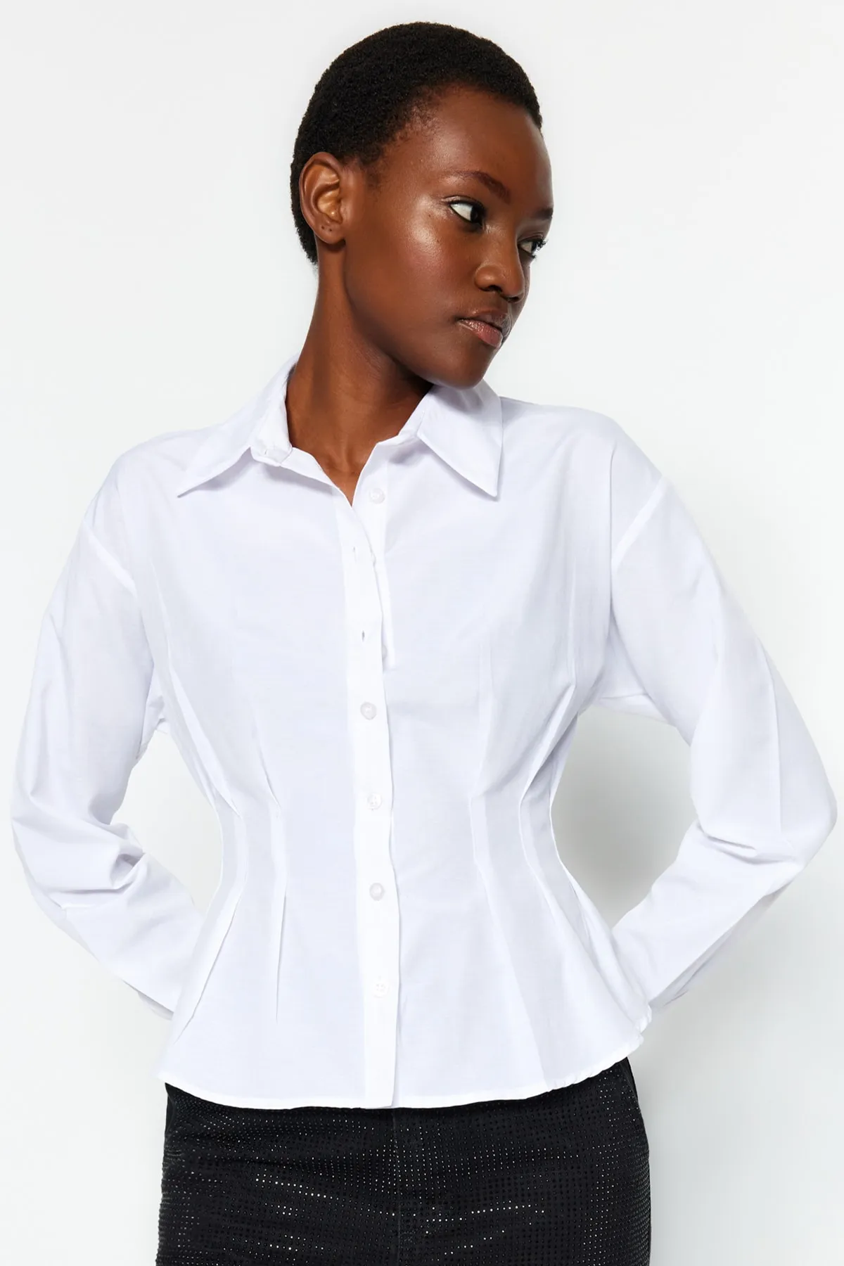 Trendyol Collection  Ecrufarbenes, gewebtes Hemd aus Baumwolle - tailliert TWOAW24GO00186