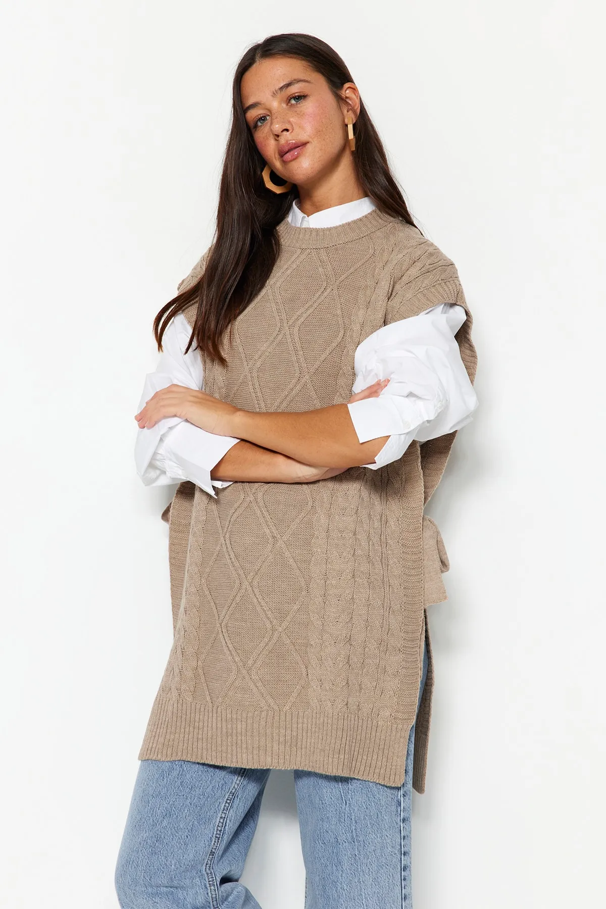 Trendyol Modest  Steinfarbener geflochtener Strickpullover mit Bindeband an der Taille TCTAW22UV0018