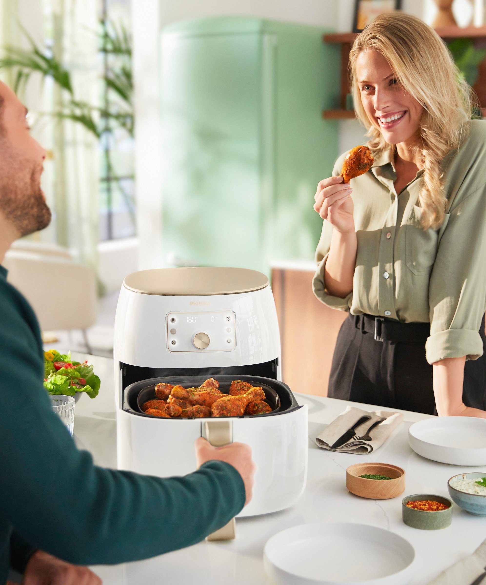 Philips Heißluftfritteuse HD9870/20 Airfryer Premium XXL, 2225 W, Smart Sensing Technologie Fassungsvermögen 1,4kg, weiß