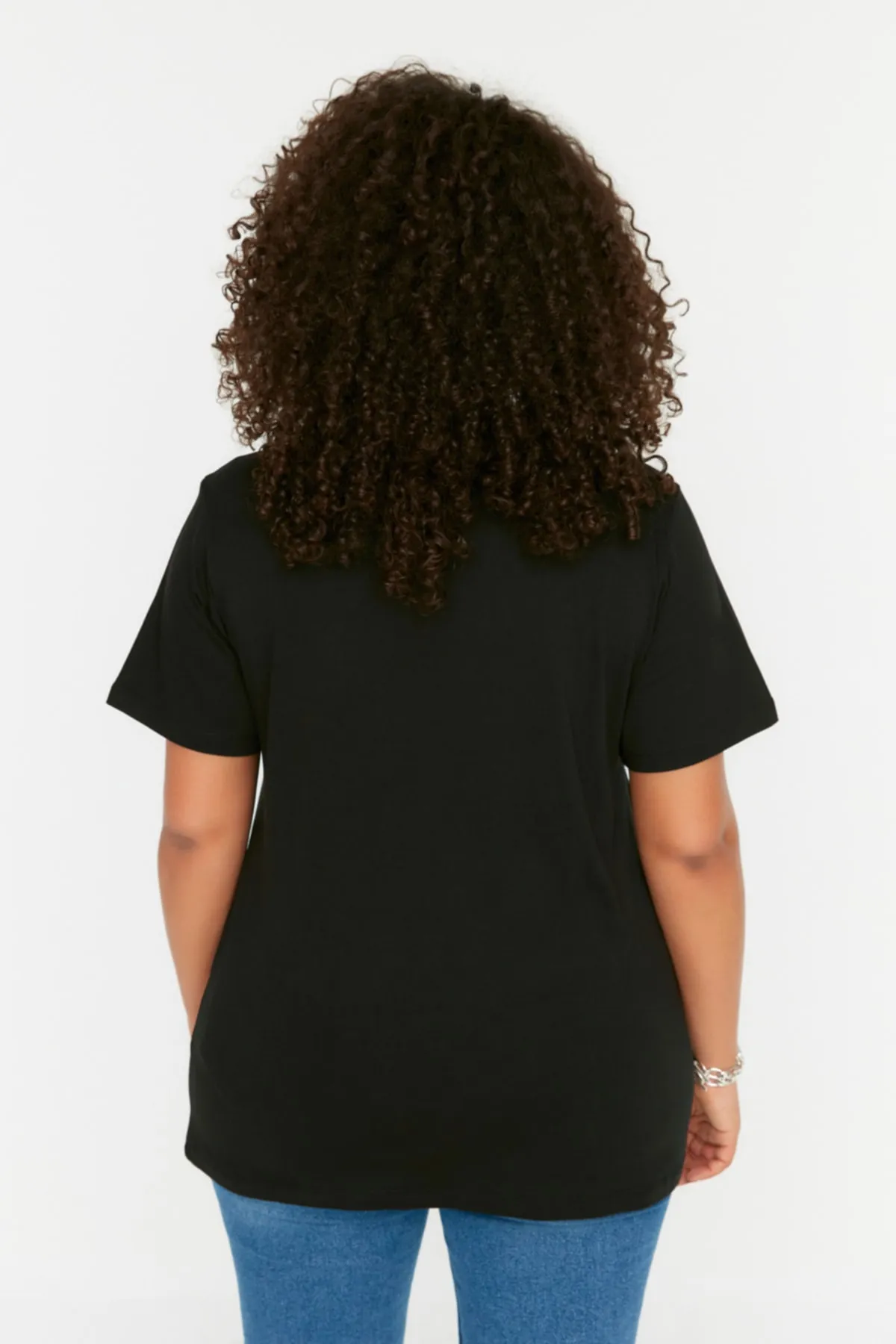 Trendyol Curve  Gestricktes T-Shirt mit schwarzem Kragen und detailliertem Kragen TBSSS22TS1027