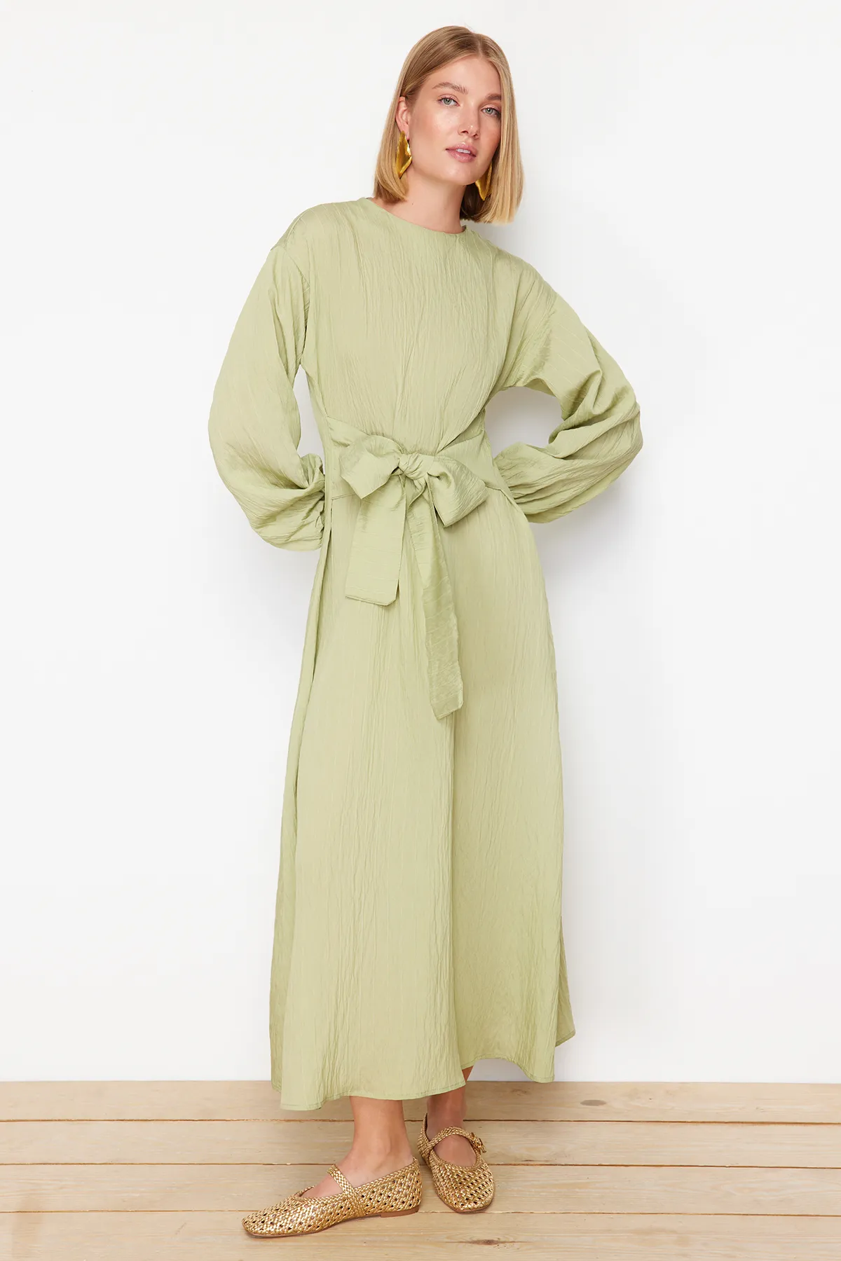 Trendyol Modest  Khakifarbenes gewebtes Kleid mit Bindeband vorne TCTSS24EB00131