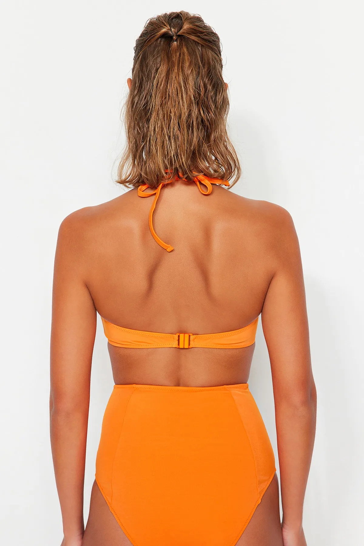 Trendyol Collection  Orangefarbenes Triangel-Bikinioberteil mit Knoten TBESS21BU0098