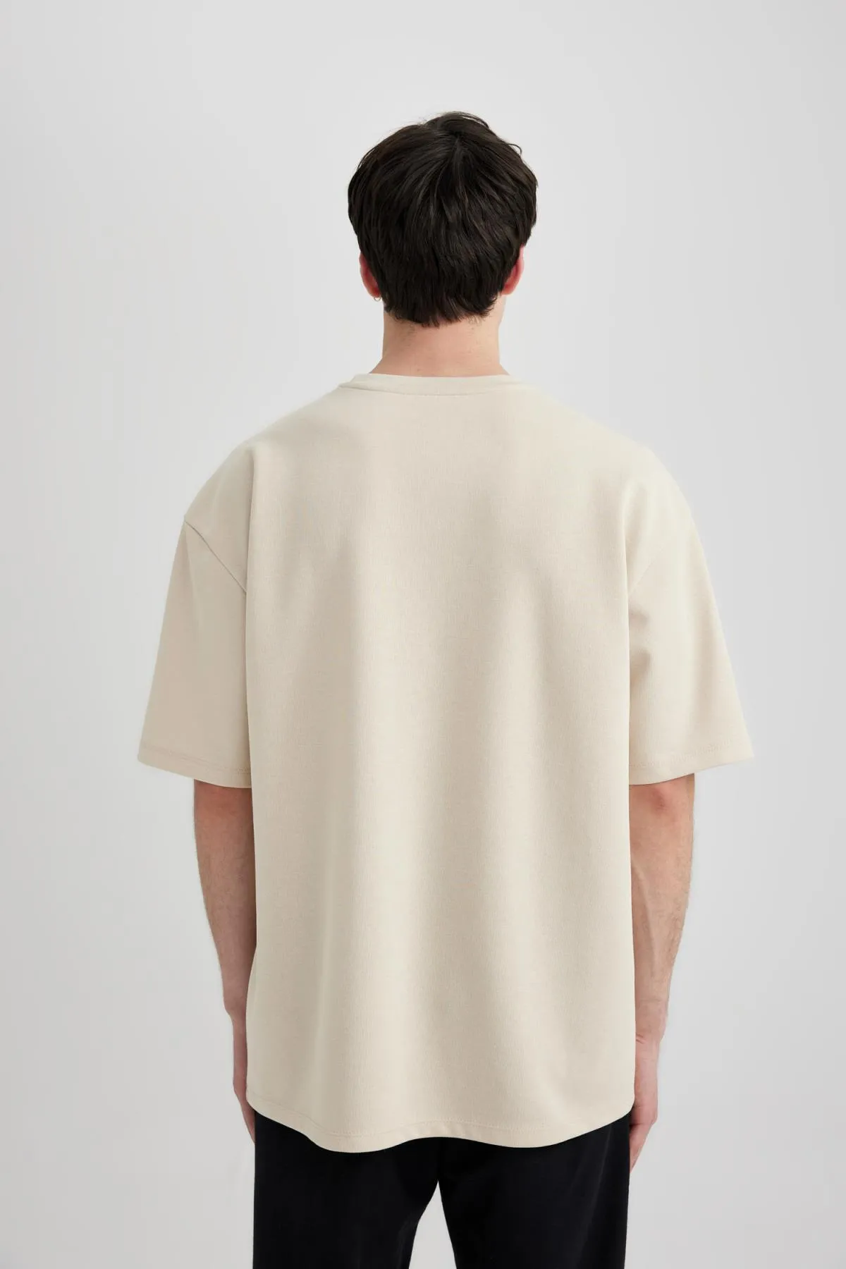 DeFacto  Kurzärmliges T-Shirt aus schwerem Stoff mit Rundhalsausschnitt und Oversize-Passform X3926AZ24SP