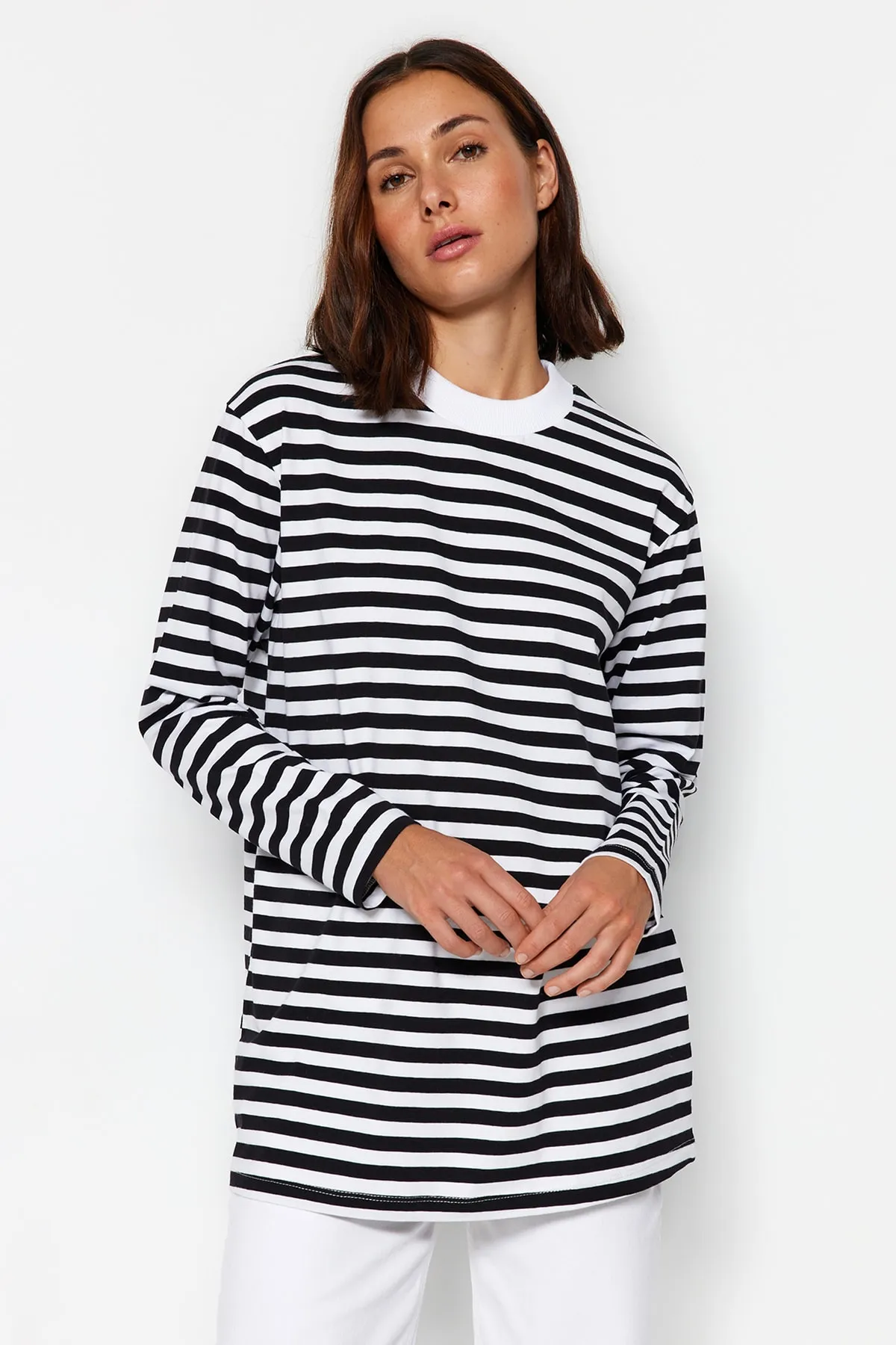 Trendyol Modest  Schwarze gestreifte Basic-Stricktunika TCTAW24UK00015