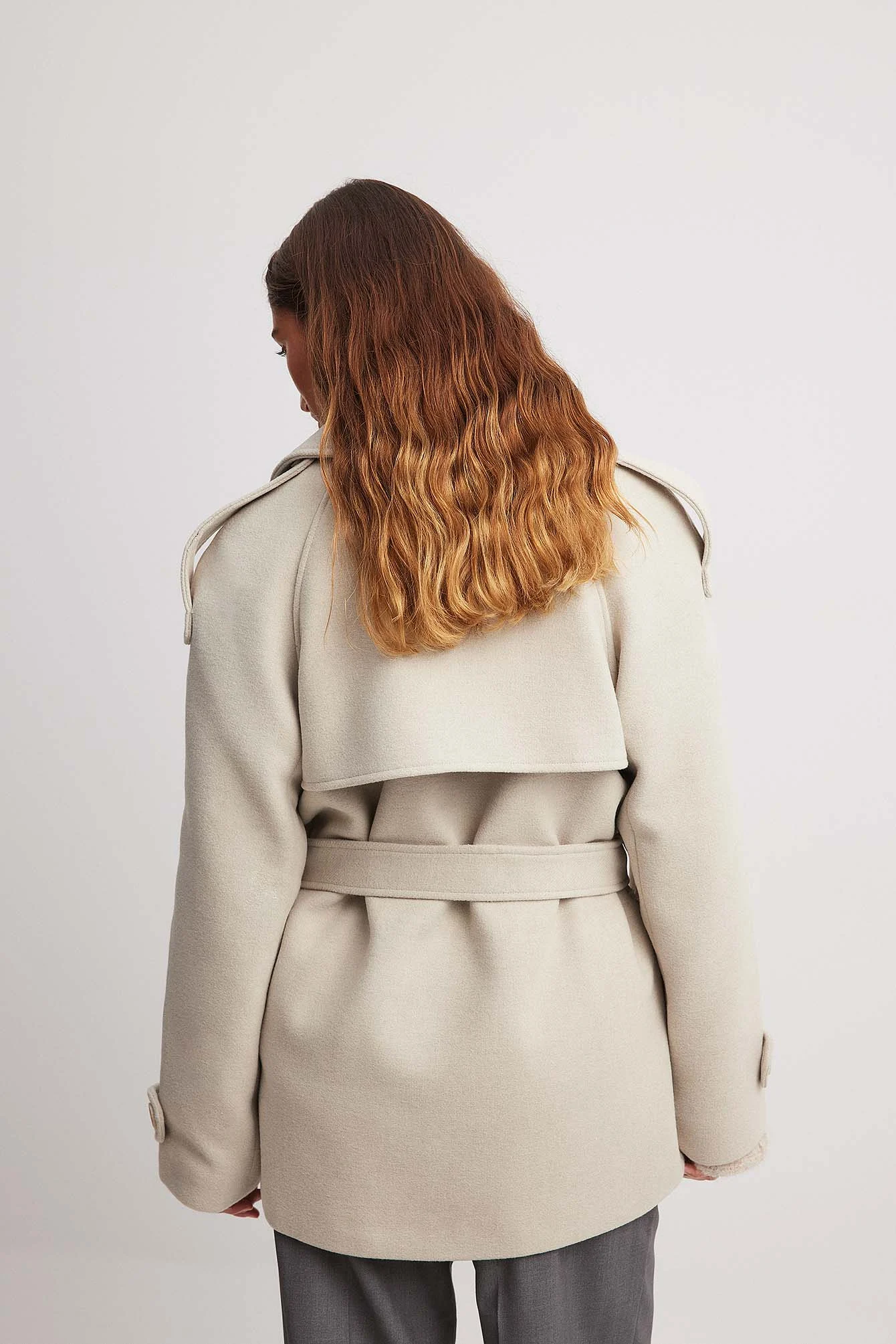 Zweireihiger Trenchcoat mit kurzen Details