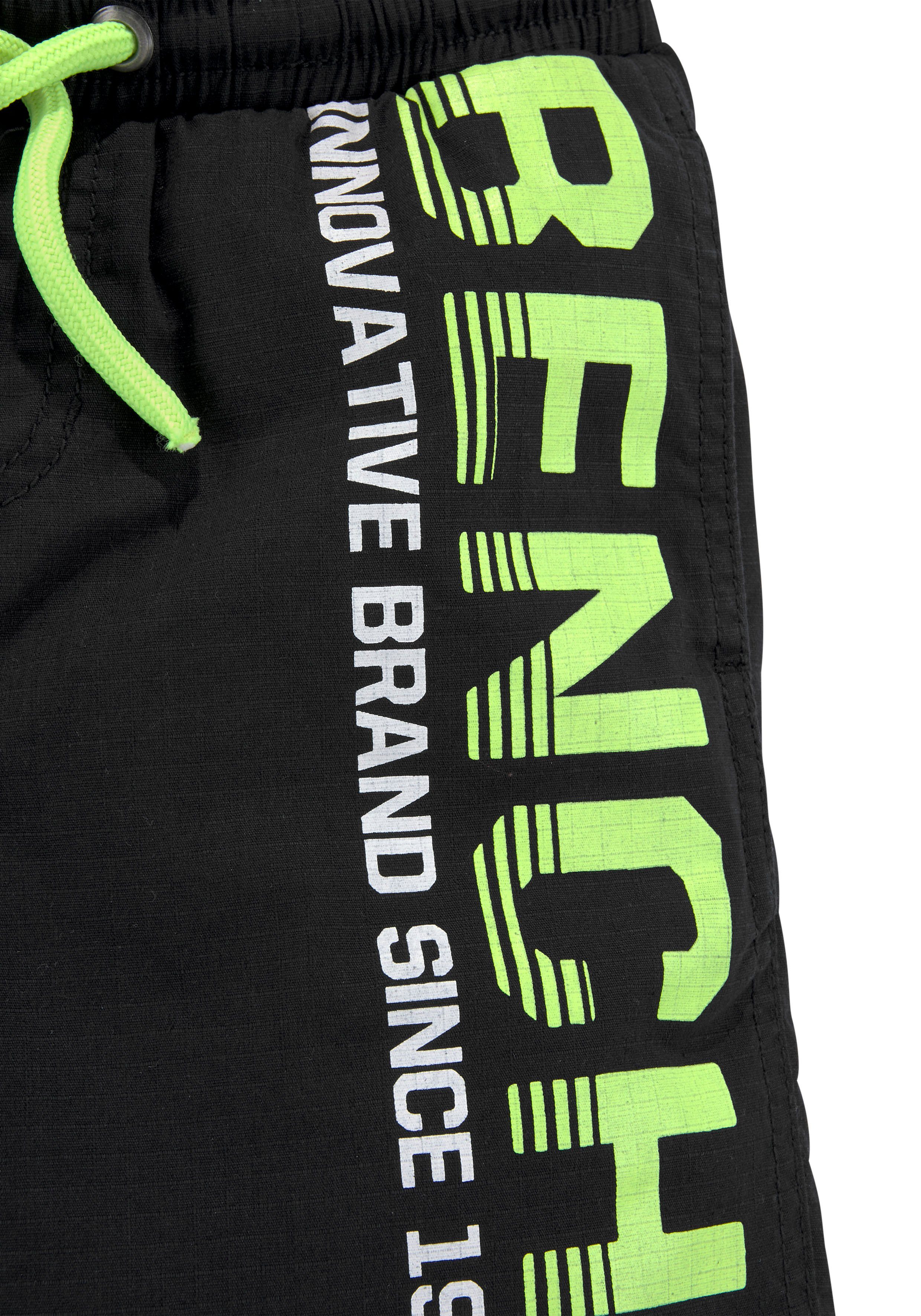 Bench. Bermudas mit Nahttaschen und Druck