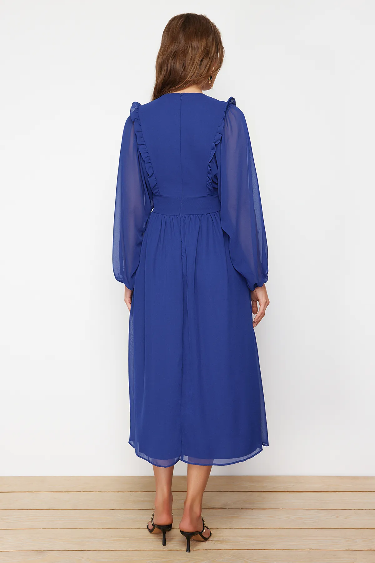 Trendyol Modest  Saks Minimal gemustertes, gefüttertes Chiffon-Gewebekleid TCTSS24EB00035