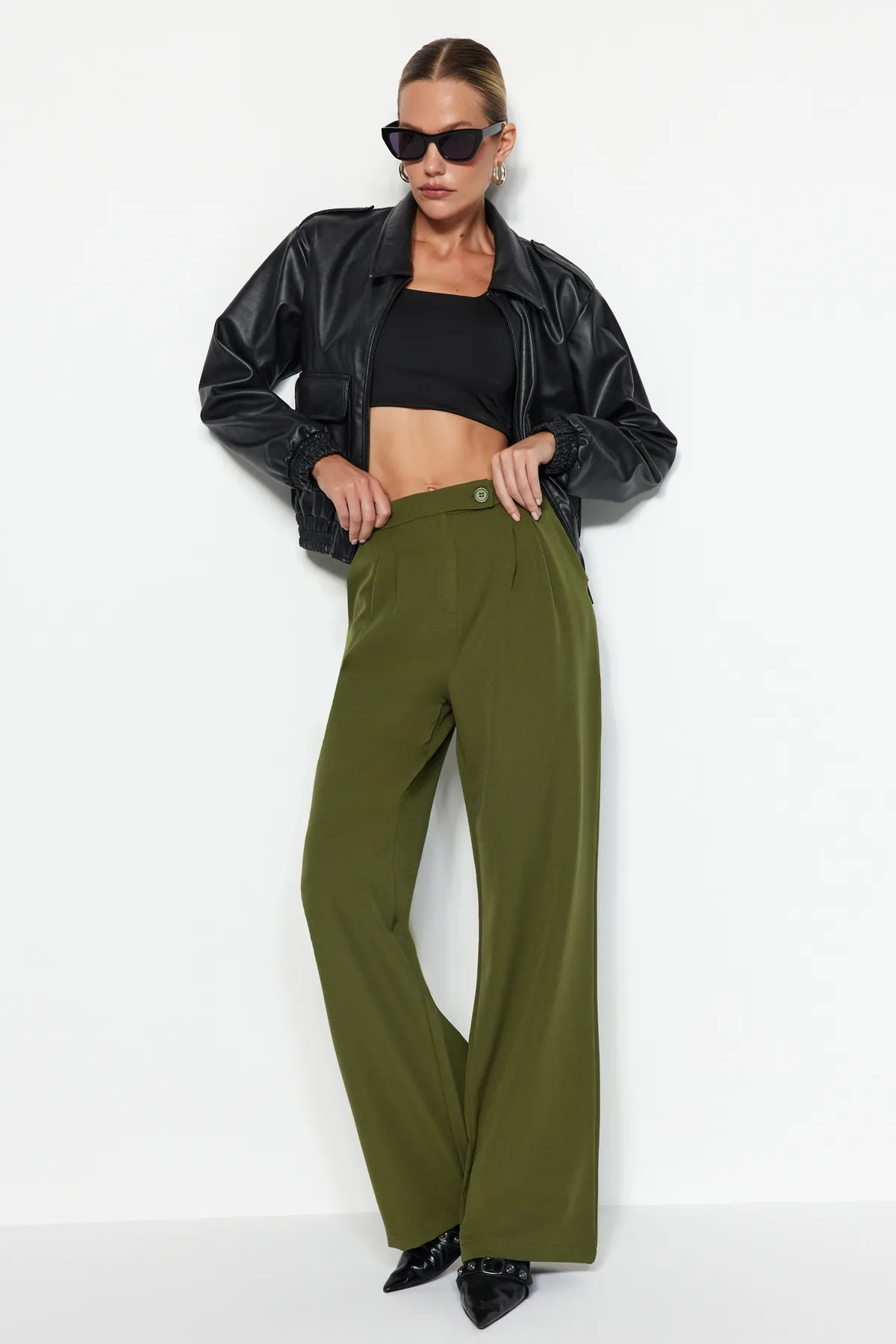 Trendyol Collection  Dunkle Khaki-Webhose mit weitem Bein und hoher Taille und weitem Bein TWOAW22PL0066