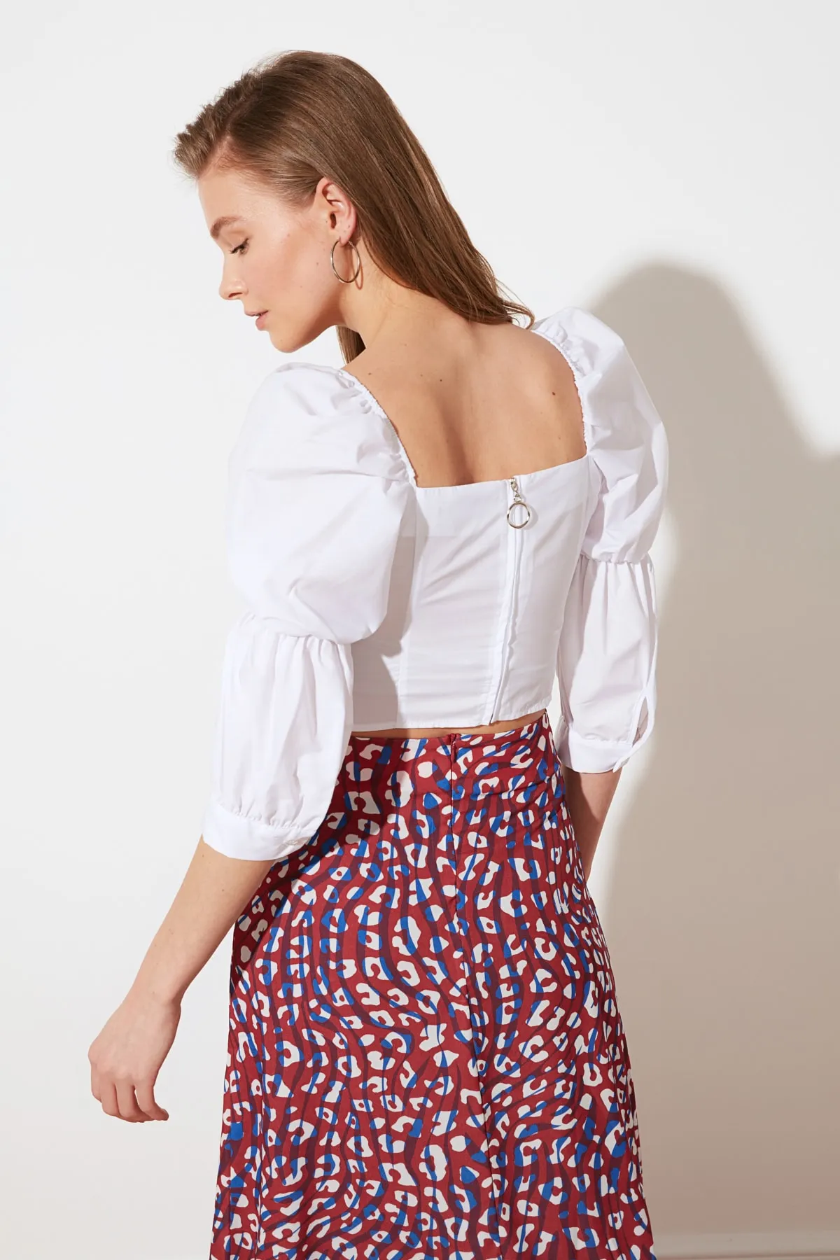 Trendyol Collection  Weiße, kurze, gewebte Bluse mit Ballonärmeln und quadratischem Ausschnitt TWOSS19XB0036