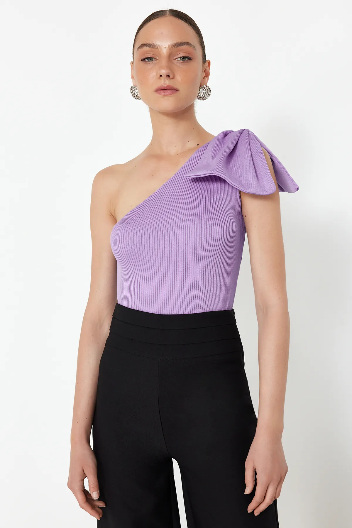 Trendyol Collection  Lila Strickbluse mit Schleife und einem Ärmel TPRSS22BZ0166