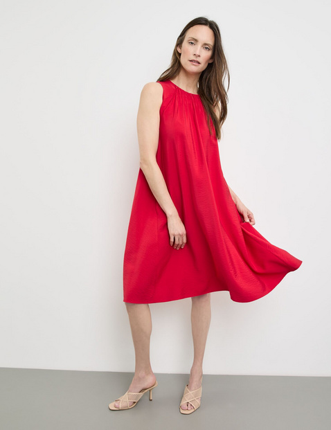 Ärmelloses Kleid mit Faltendetail