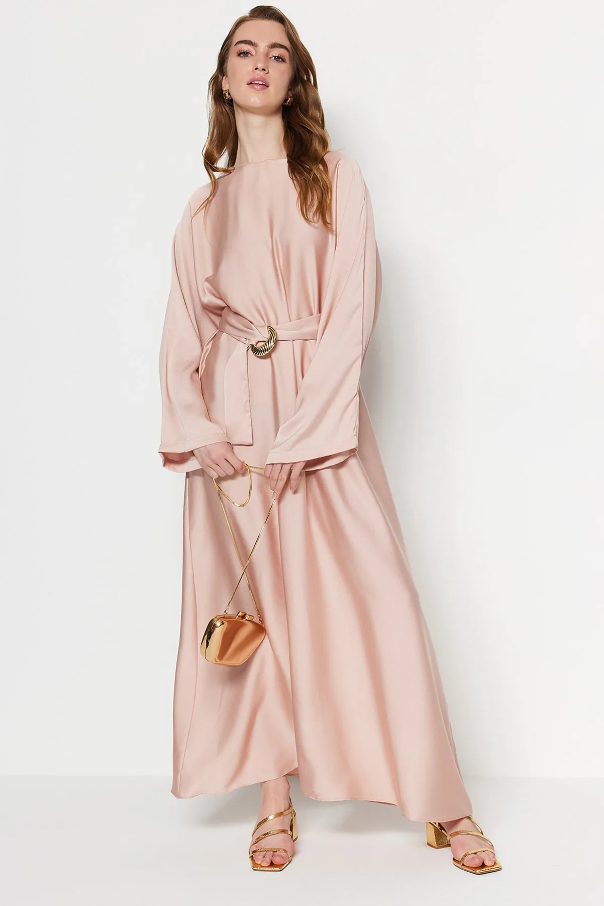 Trendyol Modest  Puderfarbenes, weit geschnittenes Satin-Abendkleid mit Gürtel TCTSS23DB00014