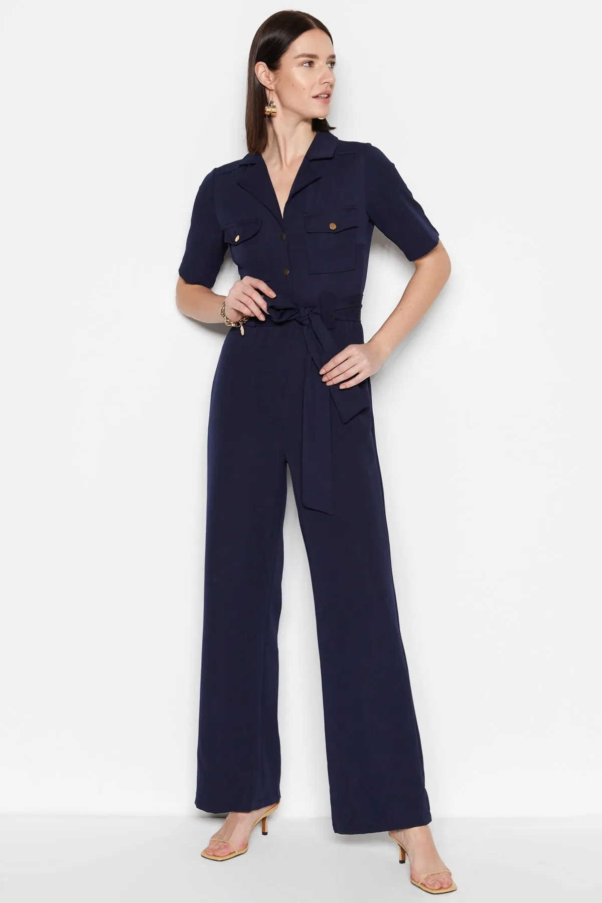 Trendyol Collection  Marineblauer Jumpsuit mit Gürtel und Knöpfen TWOSS20TU0055
