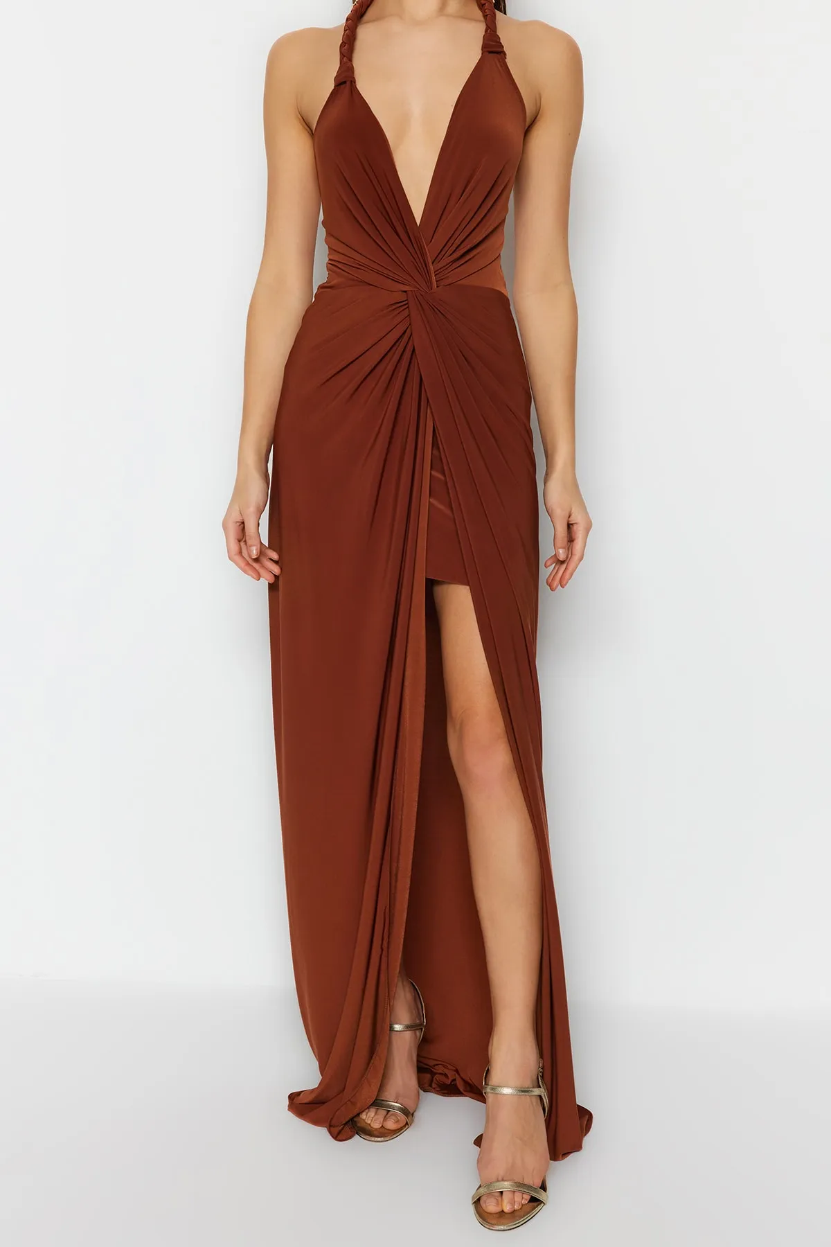 Trendyol Collection  Braunes, langes Abendkleid mit Wickeldesign und Kragen TPRSS23AE00208