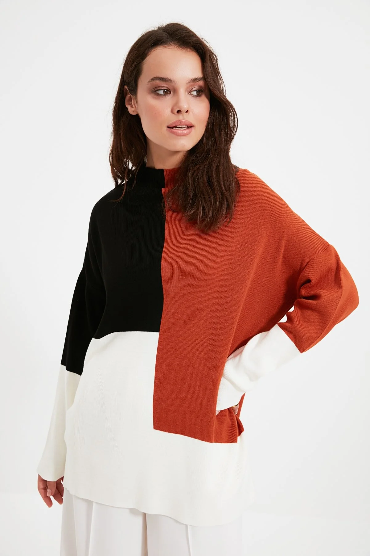 Trendyol Modest  Brauner Farbblock-Strickpullover mit Stehkragen TCTAW22AK0054