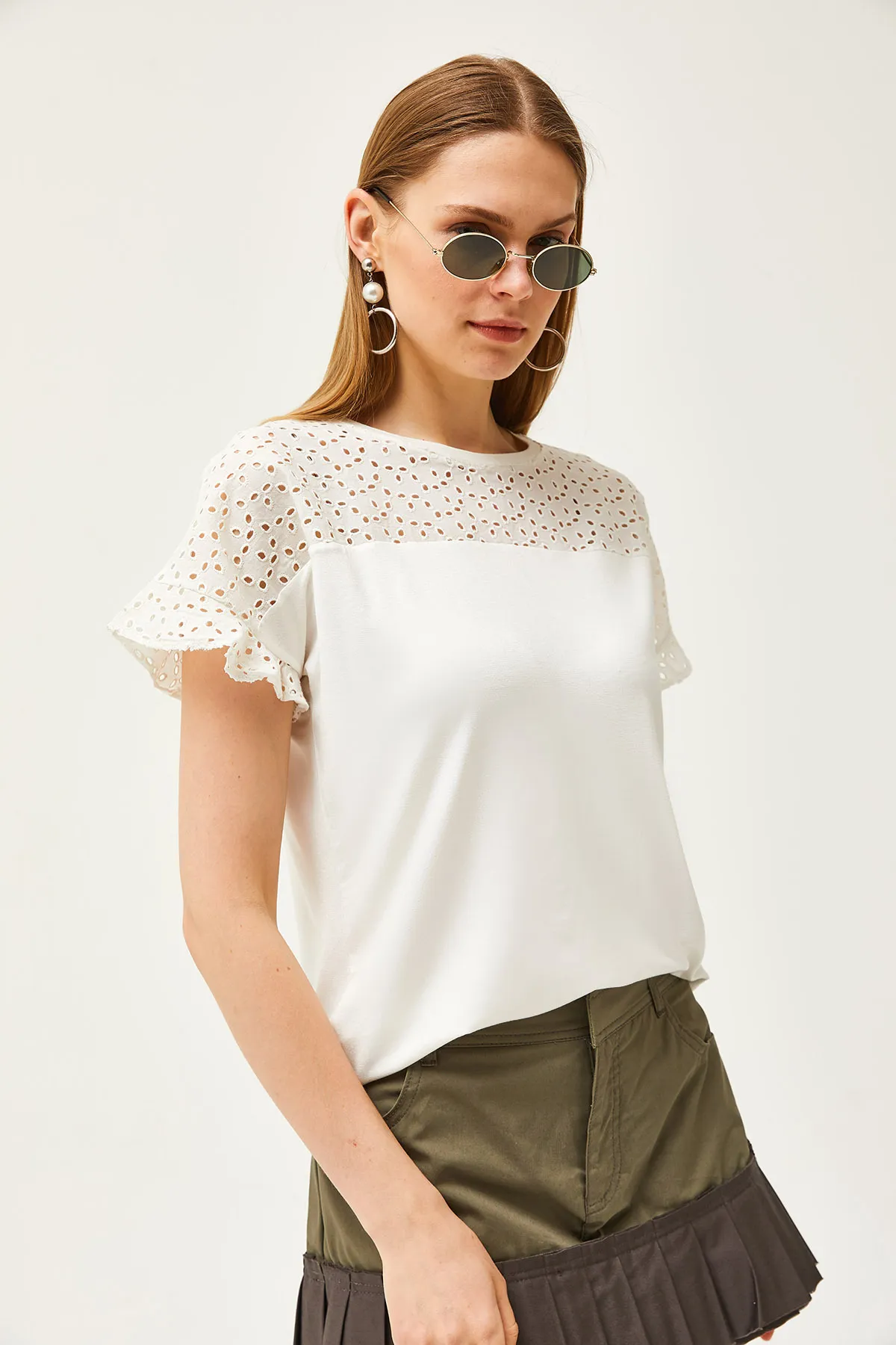 Olalook  Ecrufarbenes Damen-T-Shirt mit Volants und Muschelärmeln BLZ-19000979