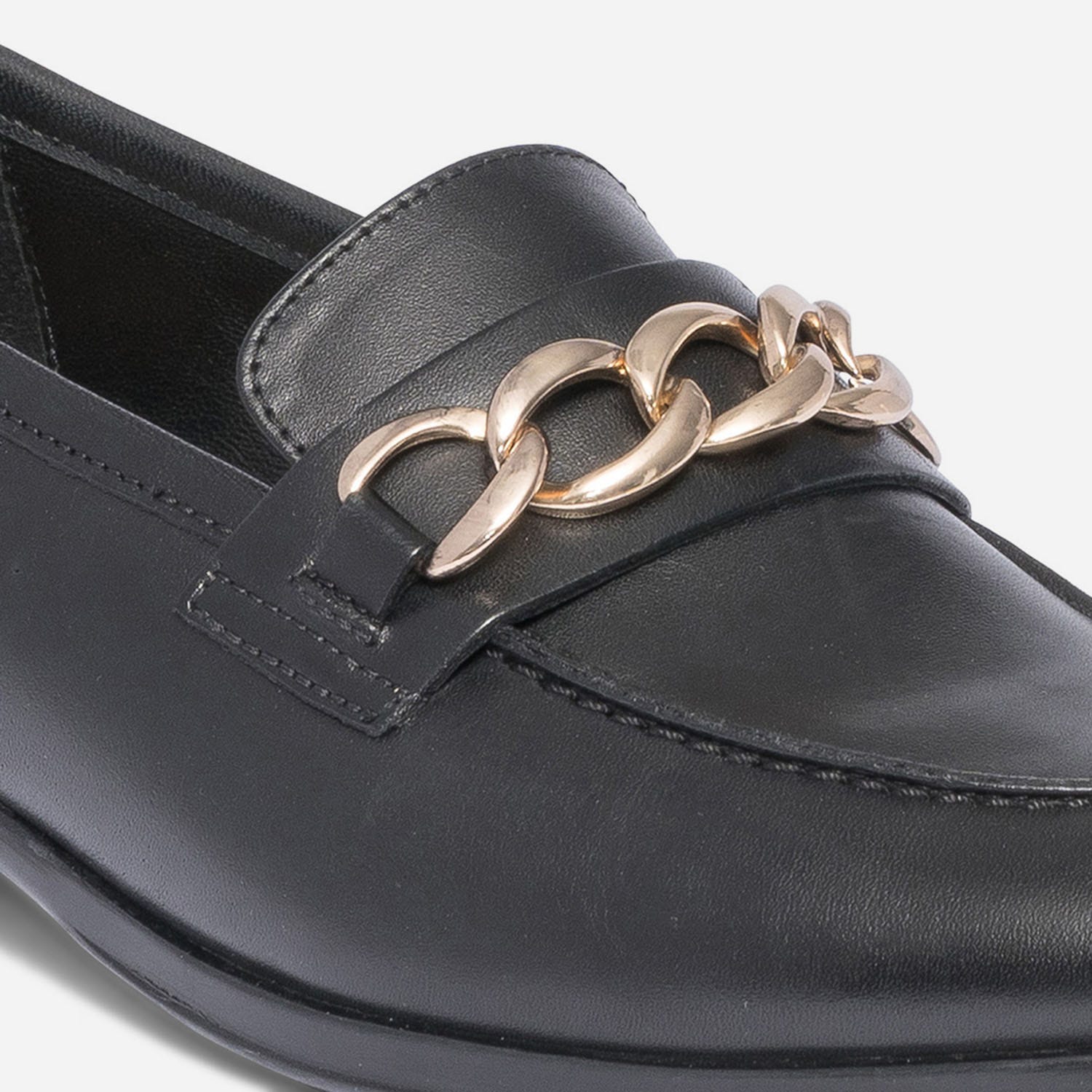 Mocassin noir en cuir à chaîne