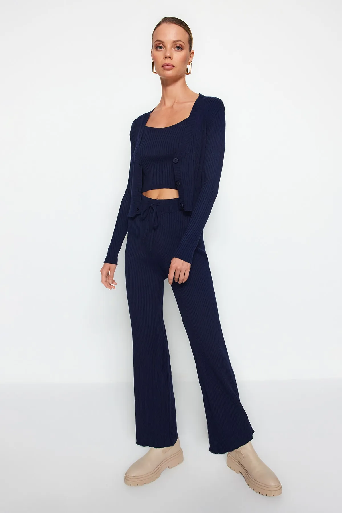 Trendyol Collection  Marineblaues, tailliertes Blusen-, Cardigan- und Hosen-Set aus Strickoberteil und -unterteil TWOAW22AU0006