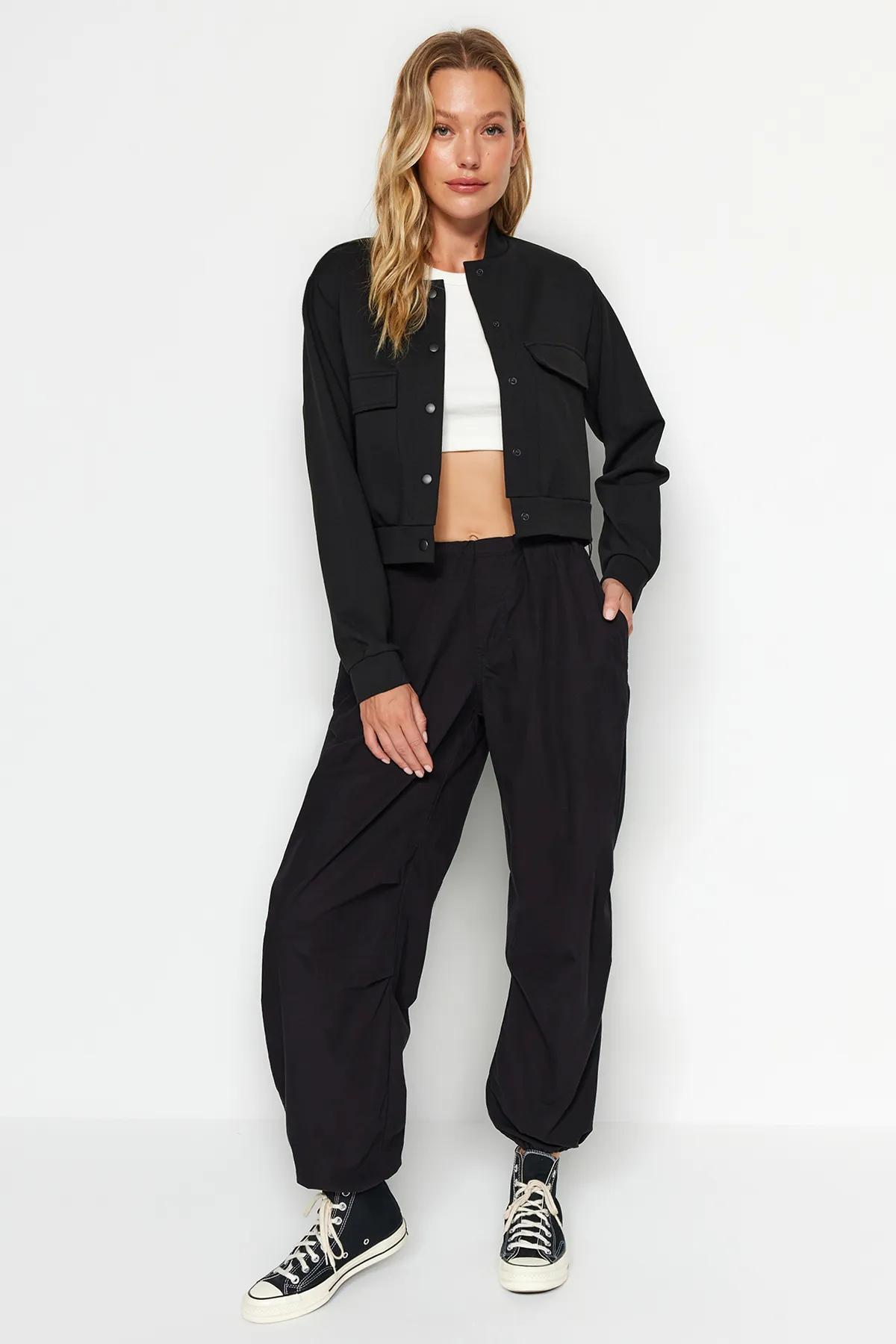 Trendyol Collection  Schwarze, gepolsterte Interlock-Crop-Jacke mit Stehkragen und Knopfleiste TWOAW24CE00082