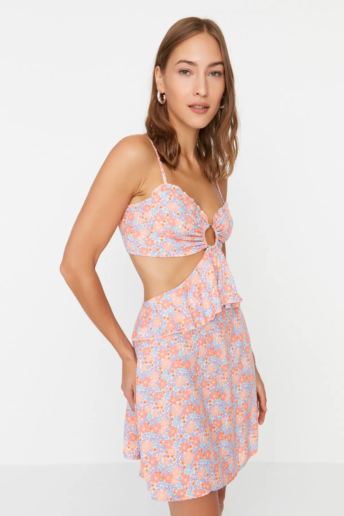 Trendyol Collection  Knuspriges, floral gemustertes, detailliertes Strandkleid mit Ausschnitten TBESS21EL1054