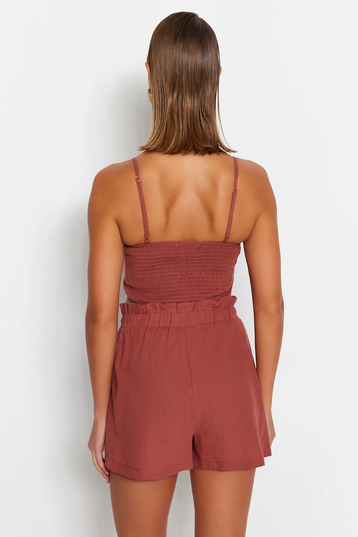 Trendyol Collection  Blusen-Shorts-Set aus 100 % Baumwolle mit braunen gewebten Accessoires TBESS23AU00073