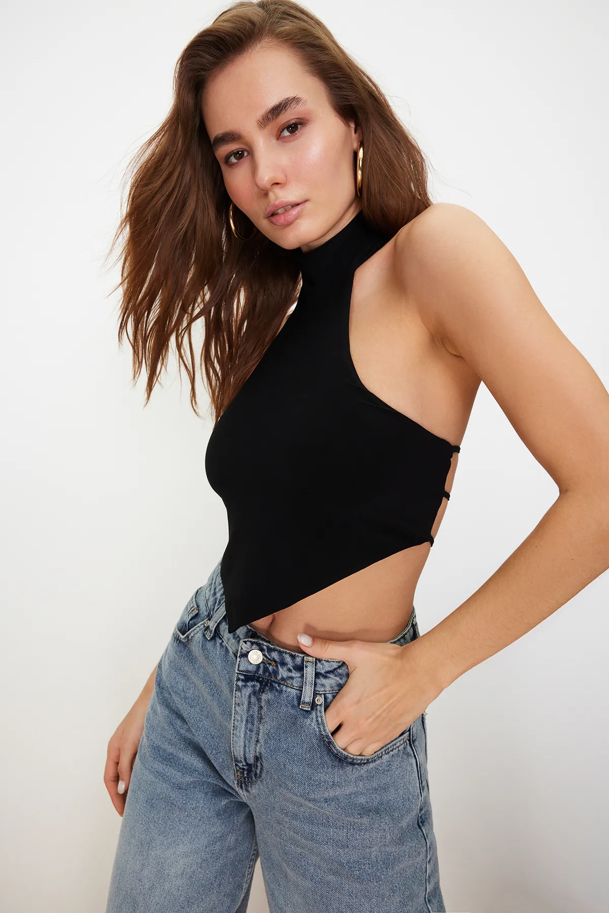 Trendyol Collection  Schwarze schulterfreie Strickbluse mit hohem Kragen und kurzem Schnitt TWOSS24BZ00203