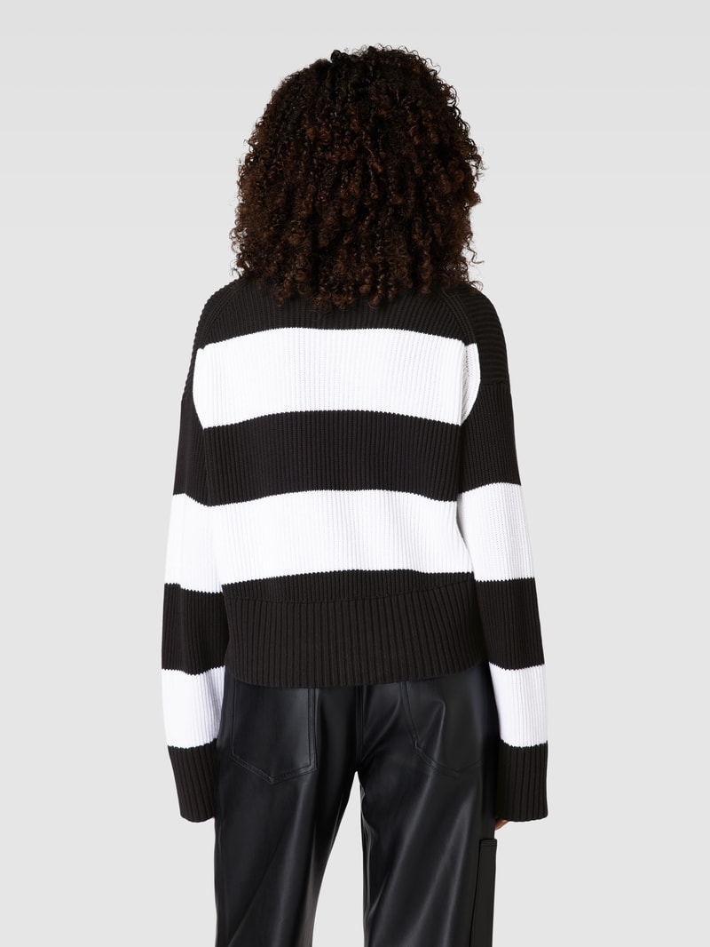 Strickpullover mit Label-Patch in offwhite