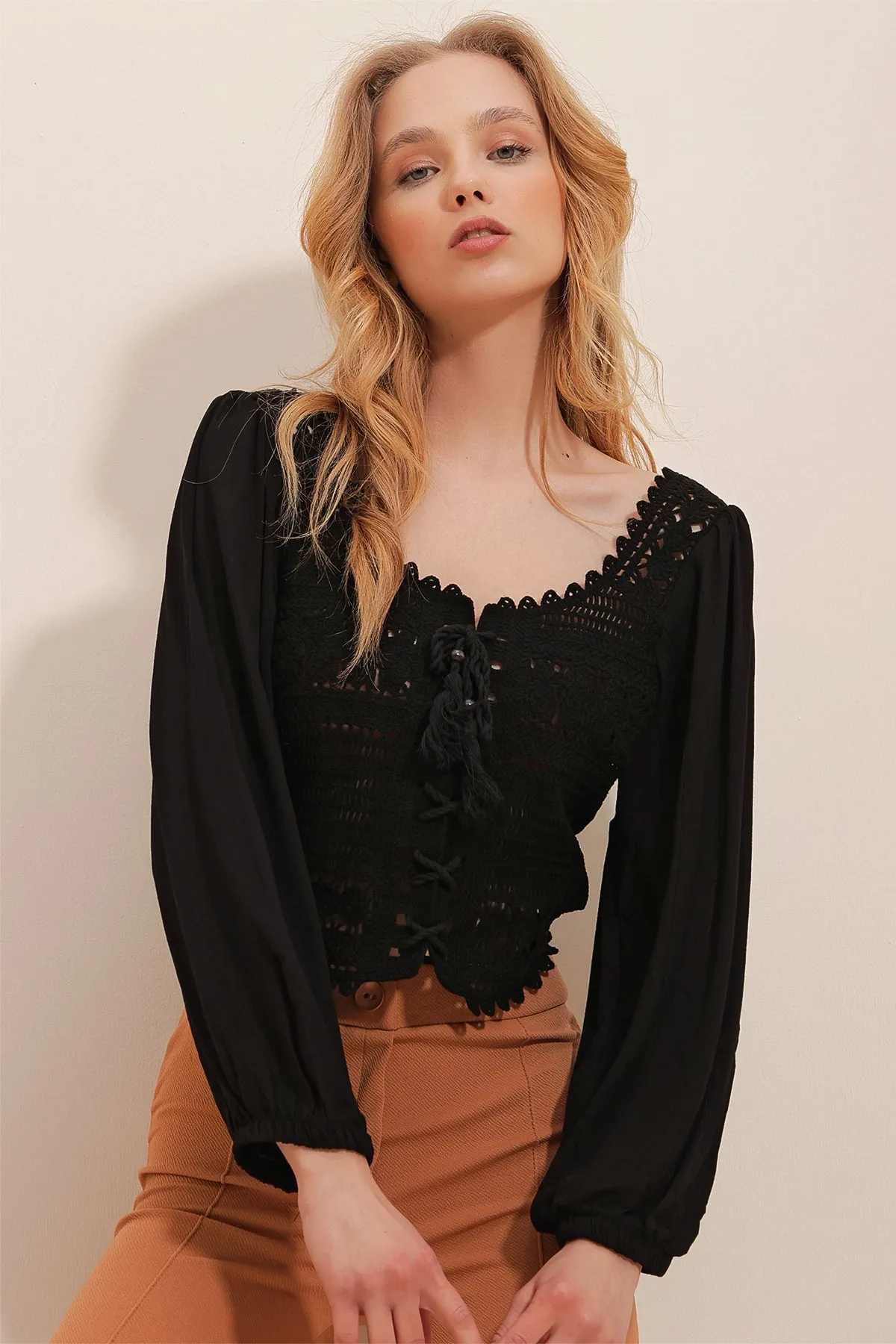 Trend Alaçatı Stili  Schwarze, gehäkelte, gewebte Crop-Bluse mit eckigem Ausschnitt für Damen in Schwarz, vorne gebunden, ALC-X10028