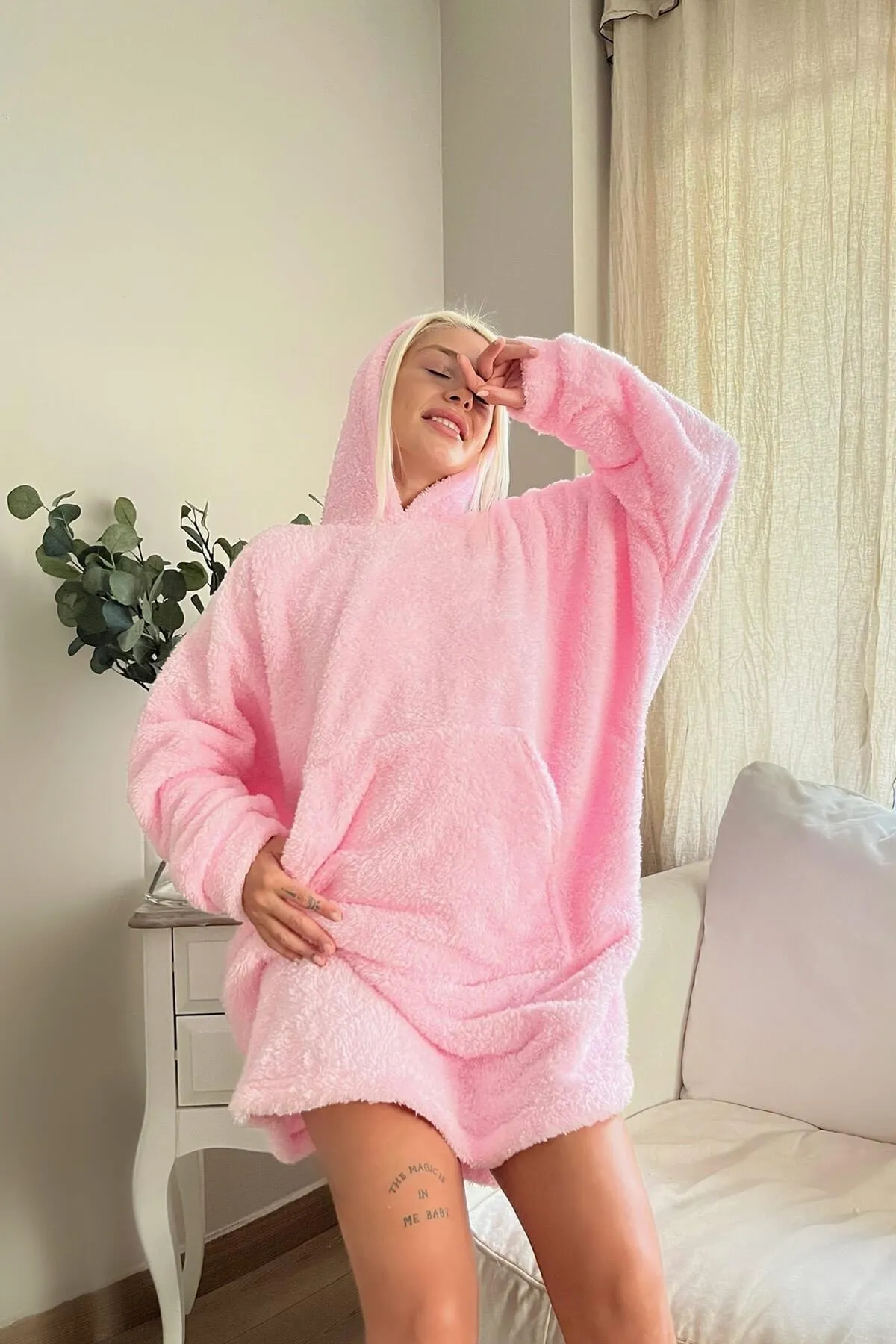 Pijamaevi  Puderrosa, vollplüschiger, übergroßer Sweat-Poncho-Pyjama mit Kapuze