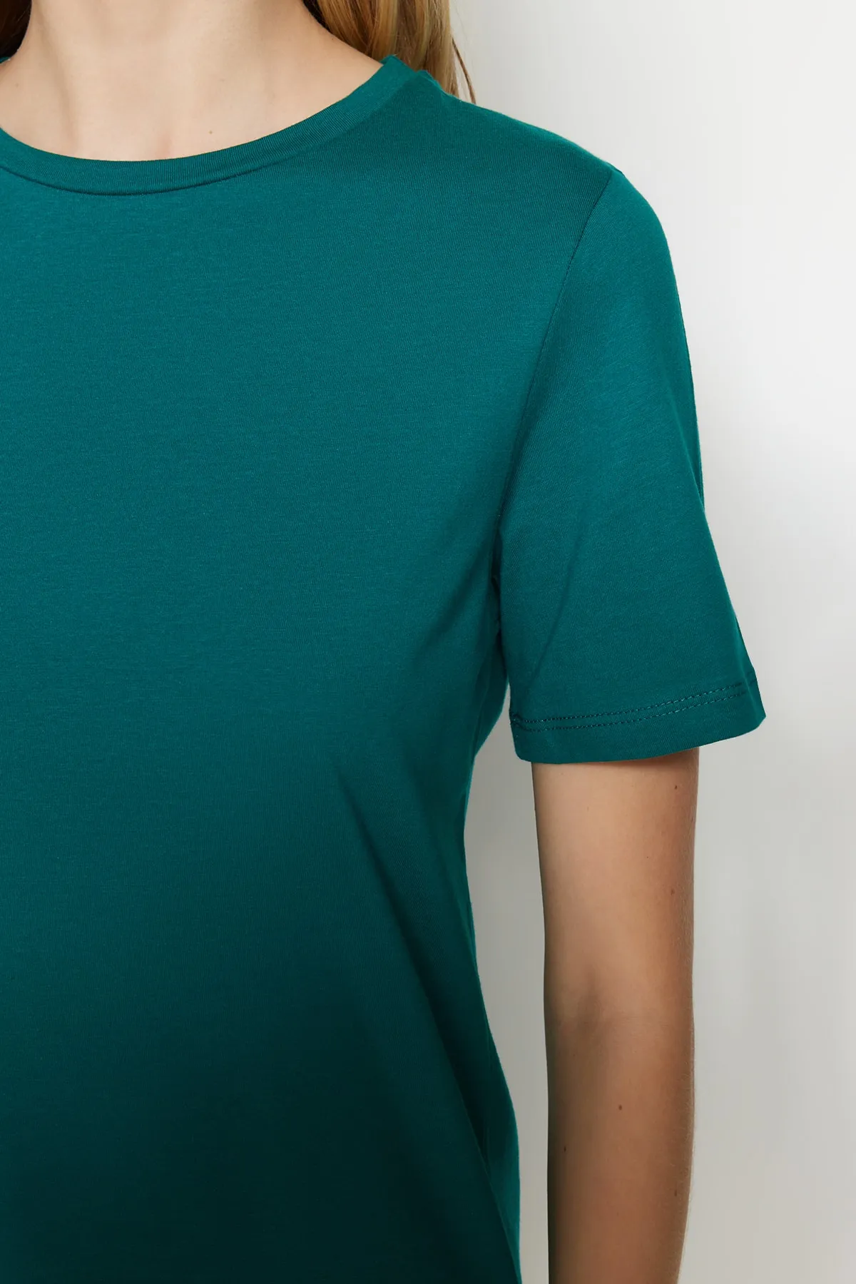 Trendyol Collection  Smaragdgrünes Basic-Strick-T-Shirt mit Rundhalsausschnitt aus 100 % Baumwolle TWOSS23TS00000