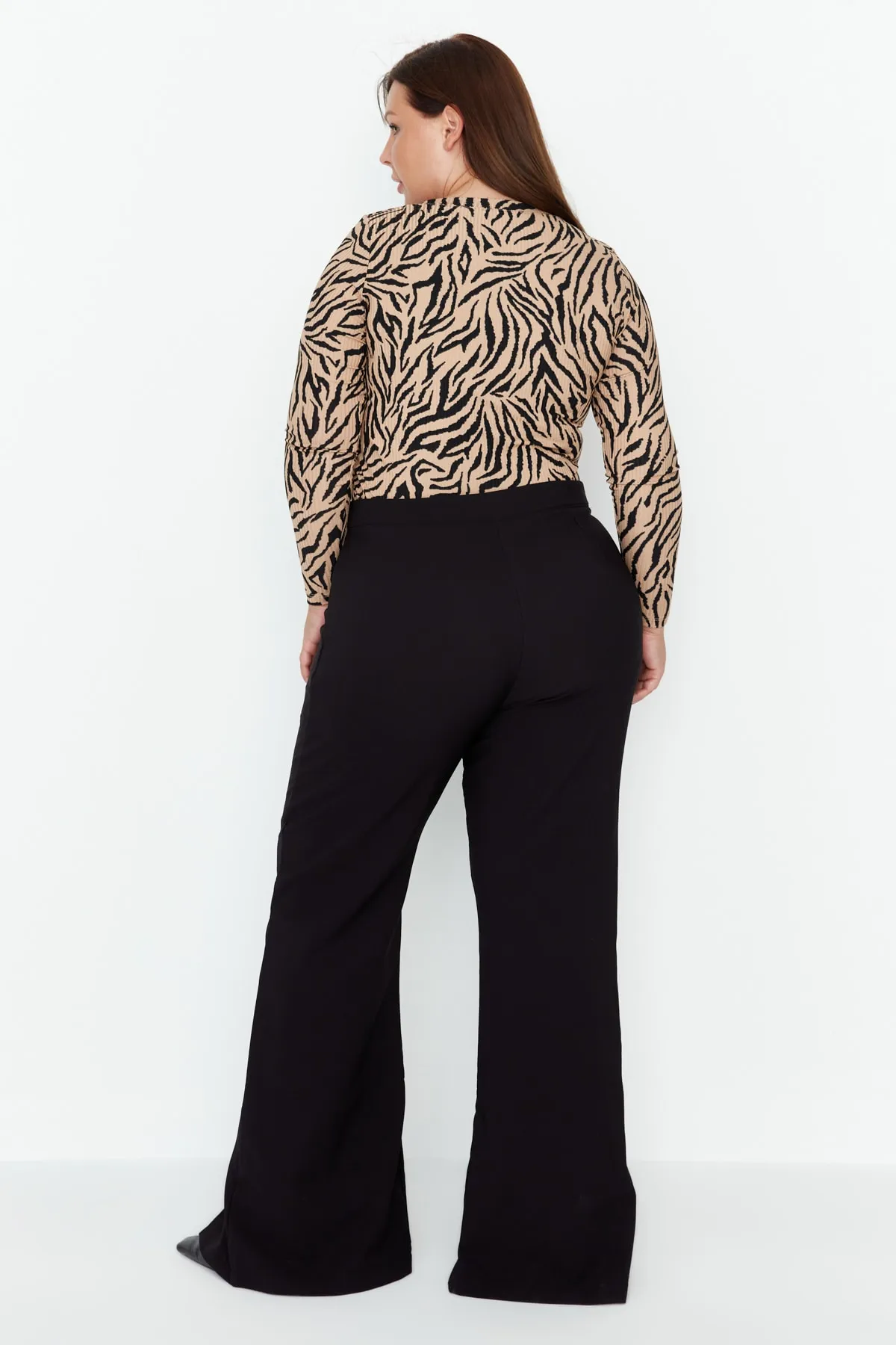 Trendyol Curve  Schwarze gewebte Hose mit weitem Bein und Schlitzdetail TBBAW23AR00008