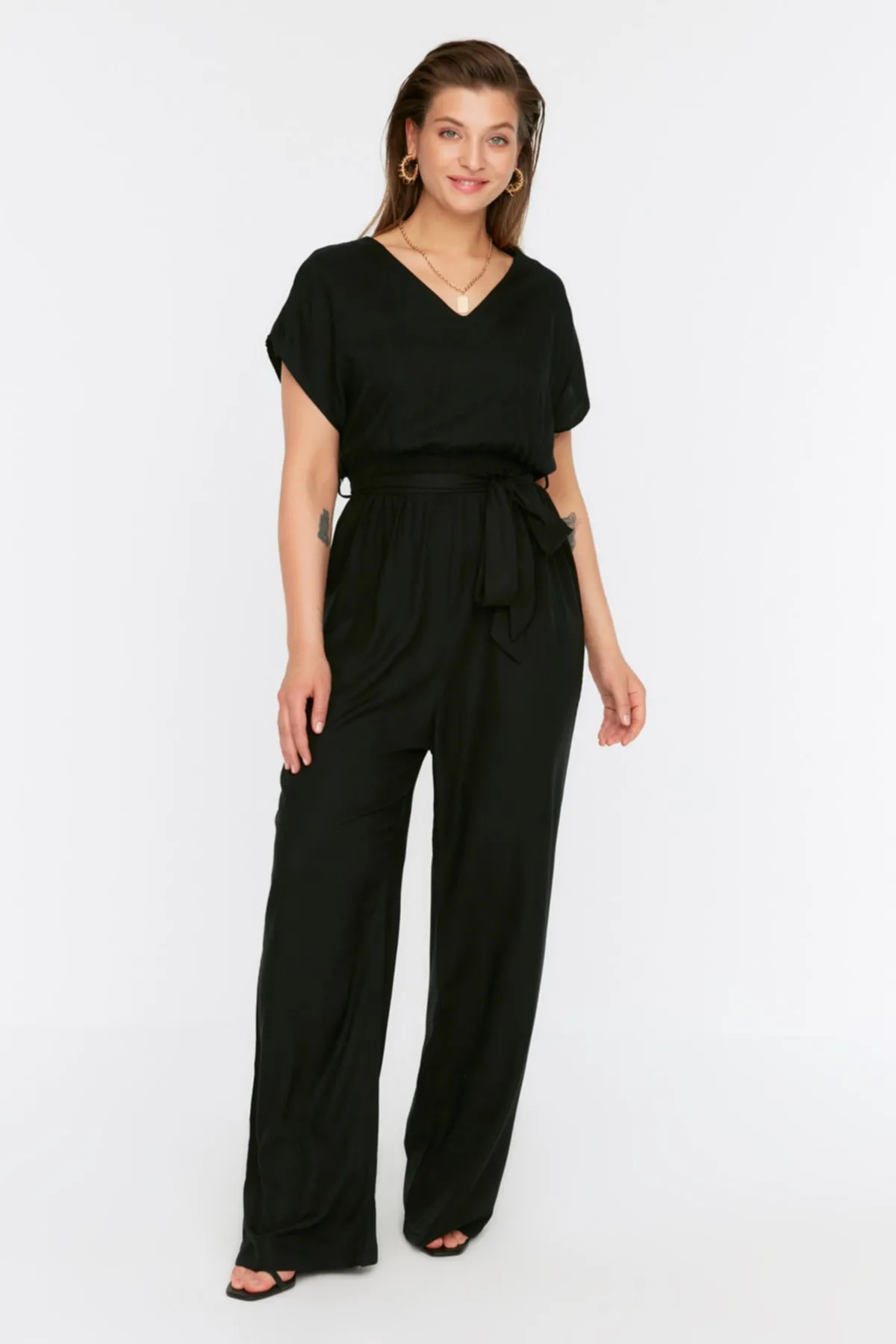 Trendyol Curve  Schwarzer, gewebter Jumpsuit mit weitem Bein und Gürtel TBSSS22TU0161