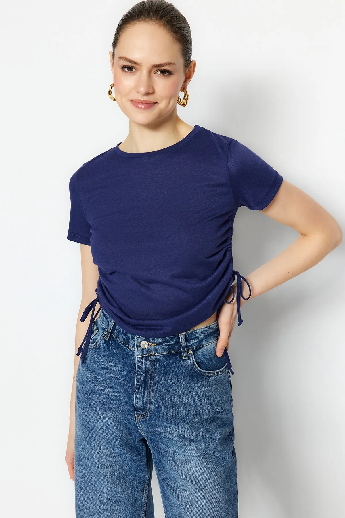 Trendyol Collection  Marineblaues, gerafftes Basic-Strick-T-Shirt aus 100 % Baumwolle mit Rundhalsausschnitt TWOSS21TS0131