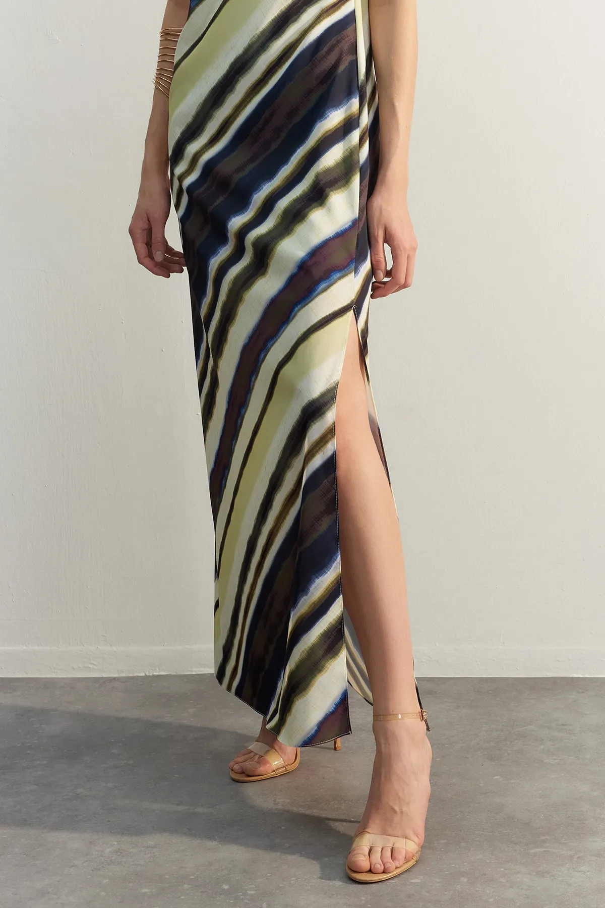 Trendyol Collection  Mehrfarbiges, ärmelloses, gerade geschnittenes, gefüttertes Maxi-Webkleid TWOSS23EL02238