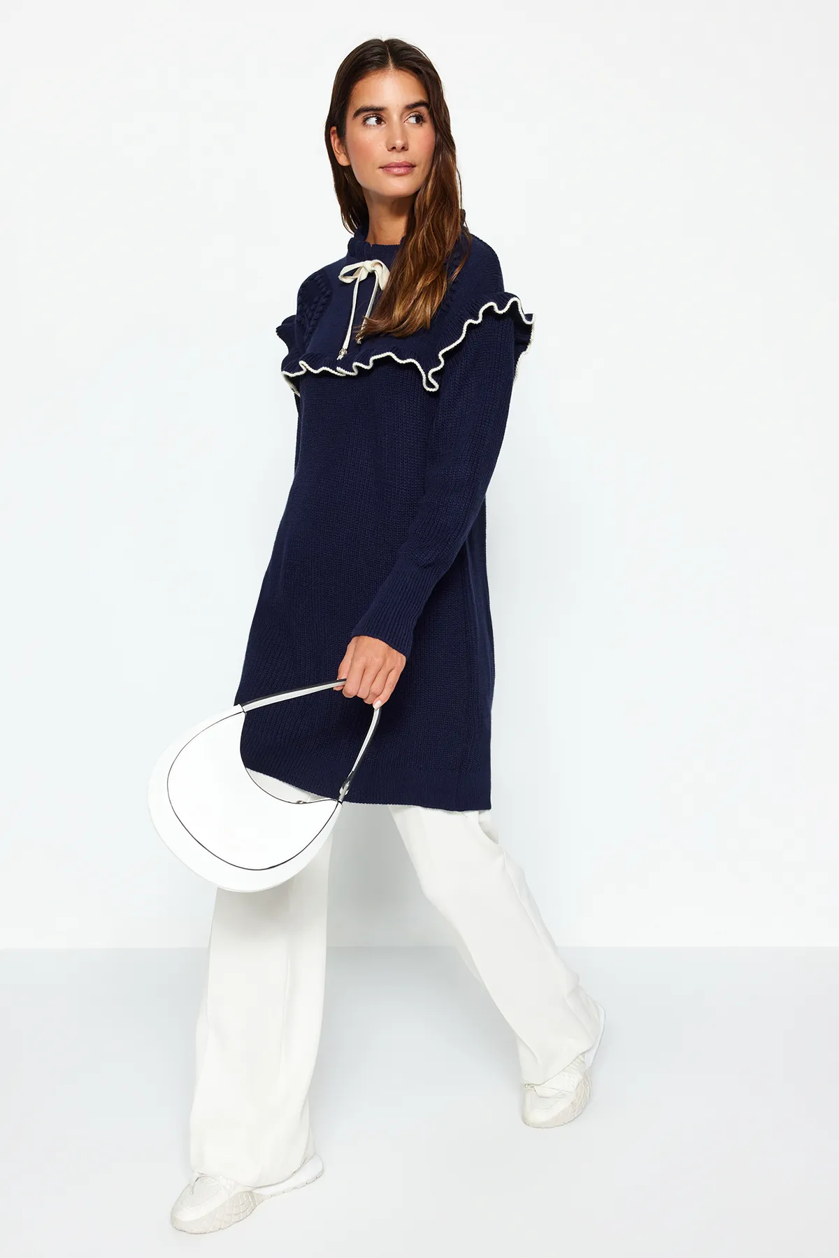 Trendyol Modest  Marineblauer, cremefarbener Strickpullover mit Paspelierung TCTAW24AK00171